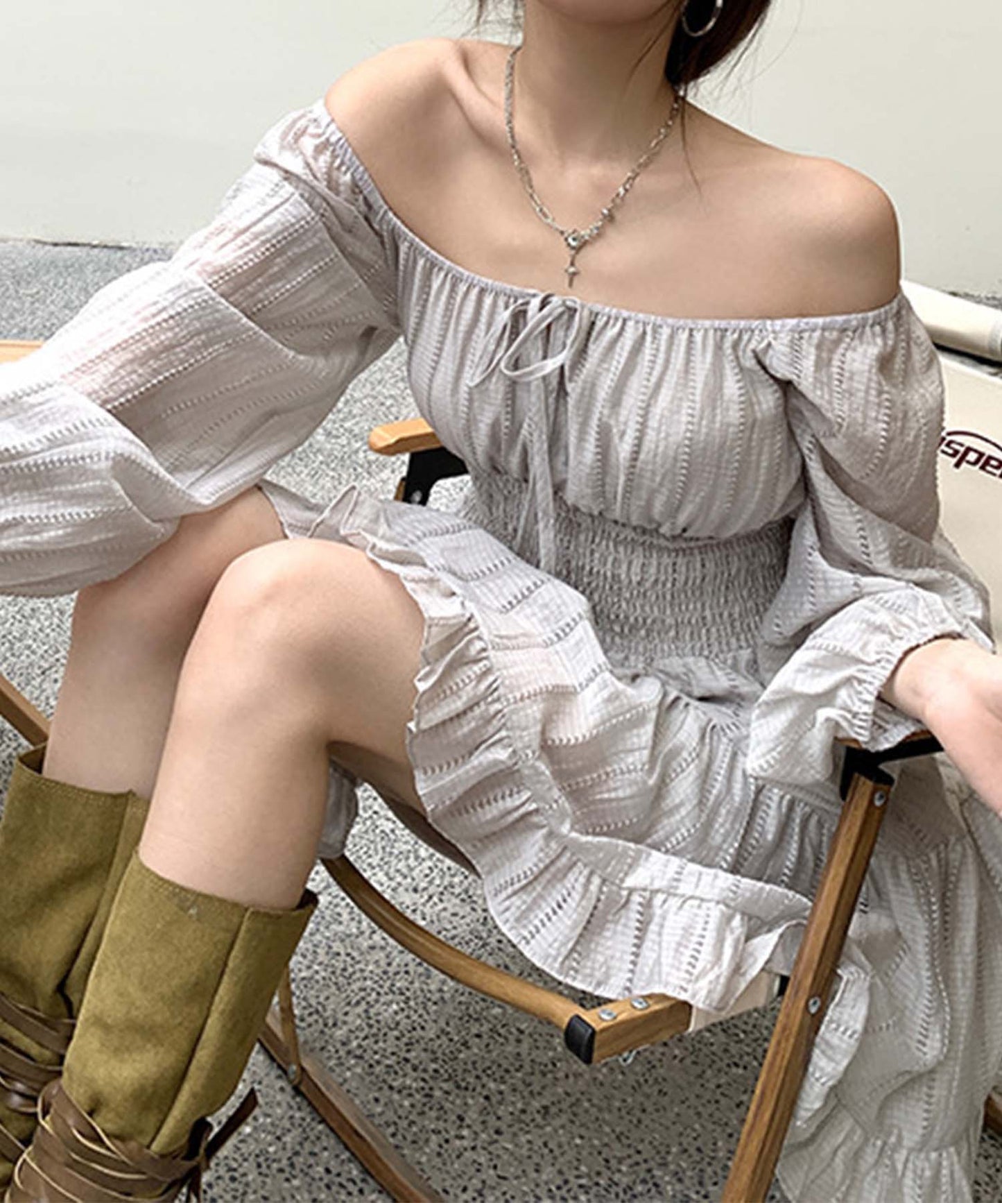 オフショルダーシフォンワンピース