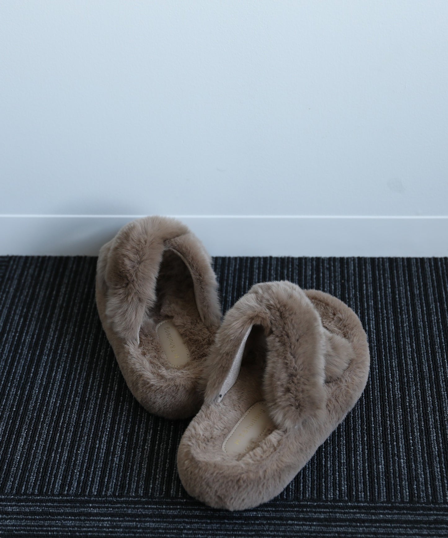 【shoes365】クロスストラップファージップスリッパ