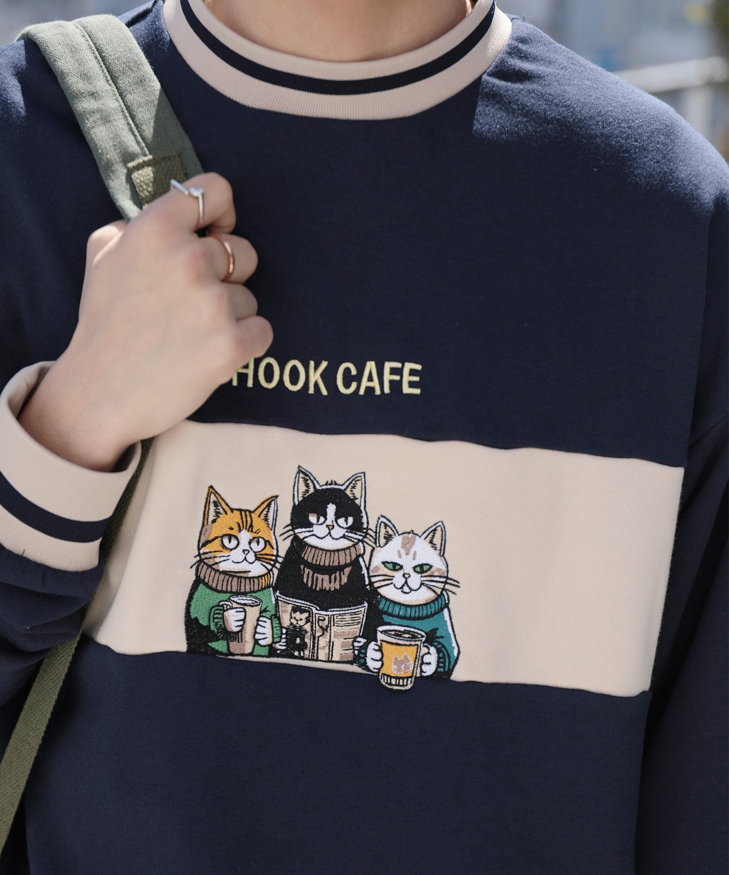 【HOOK -original- 】ニャンコカフェ~総刺繍バイカラー切り替えスウェット