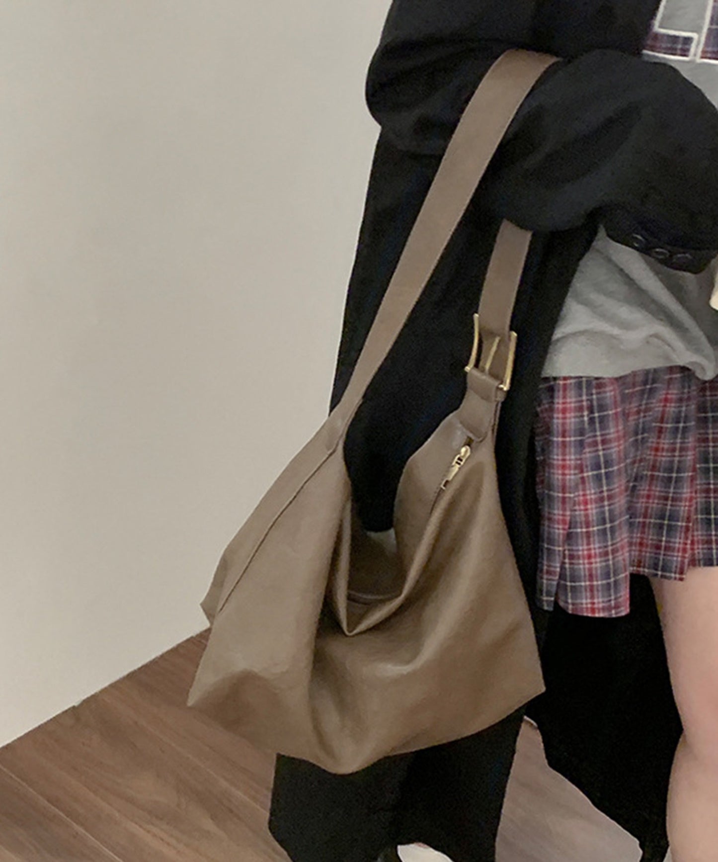 PUレザー大きめショルダーバッグ