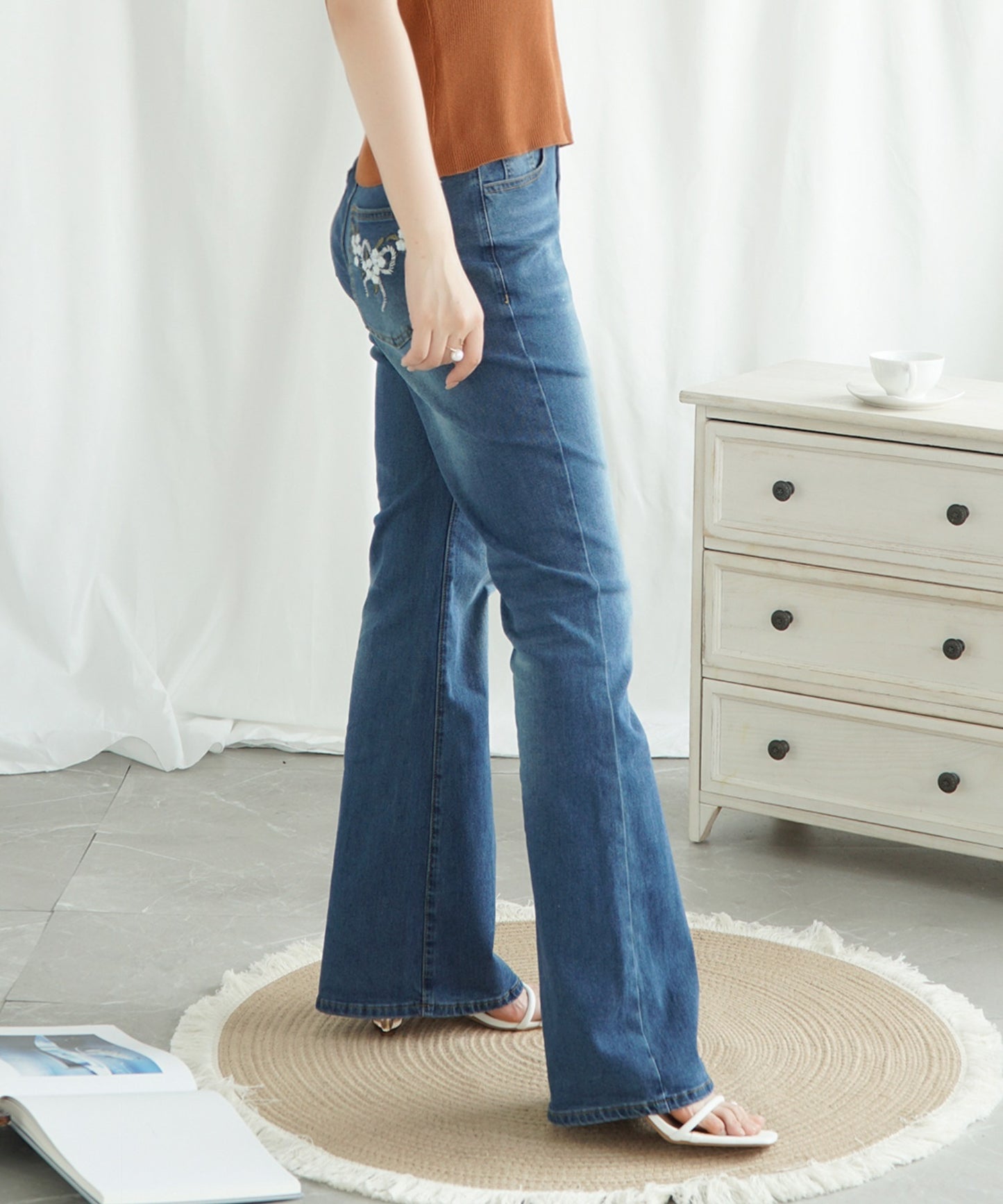 【Jasmine】フラワー刺しゅうフレアハイウエストデニムパンツ