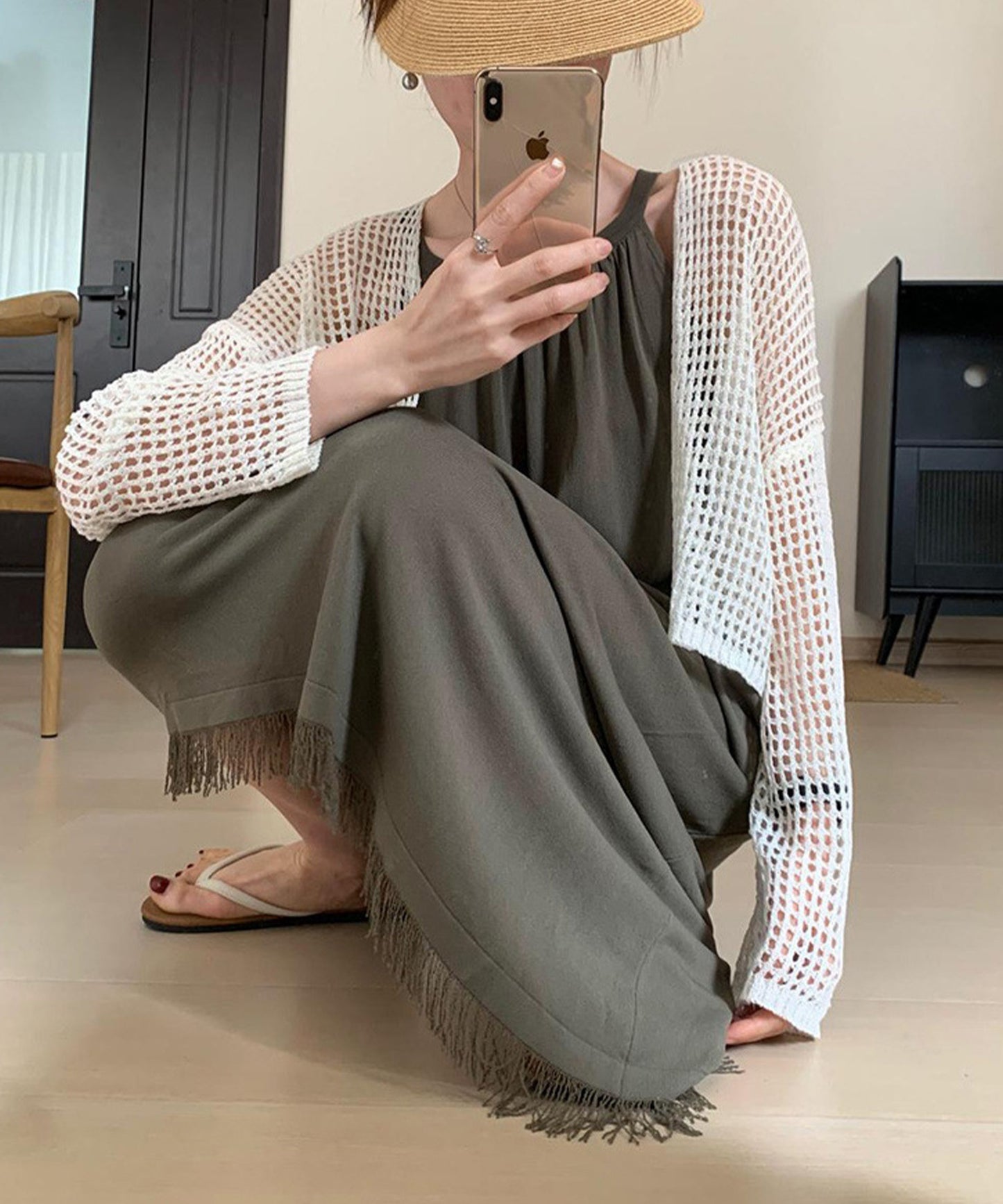 軽やかなショート丈メッシュカーディガン