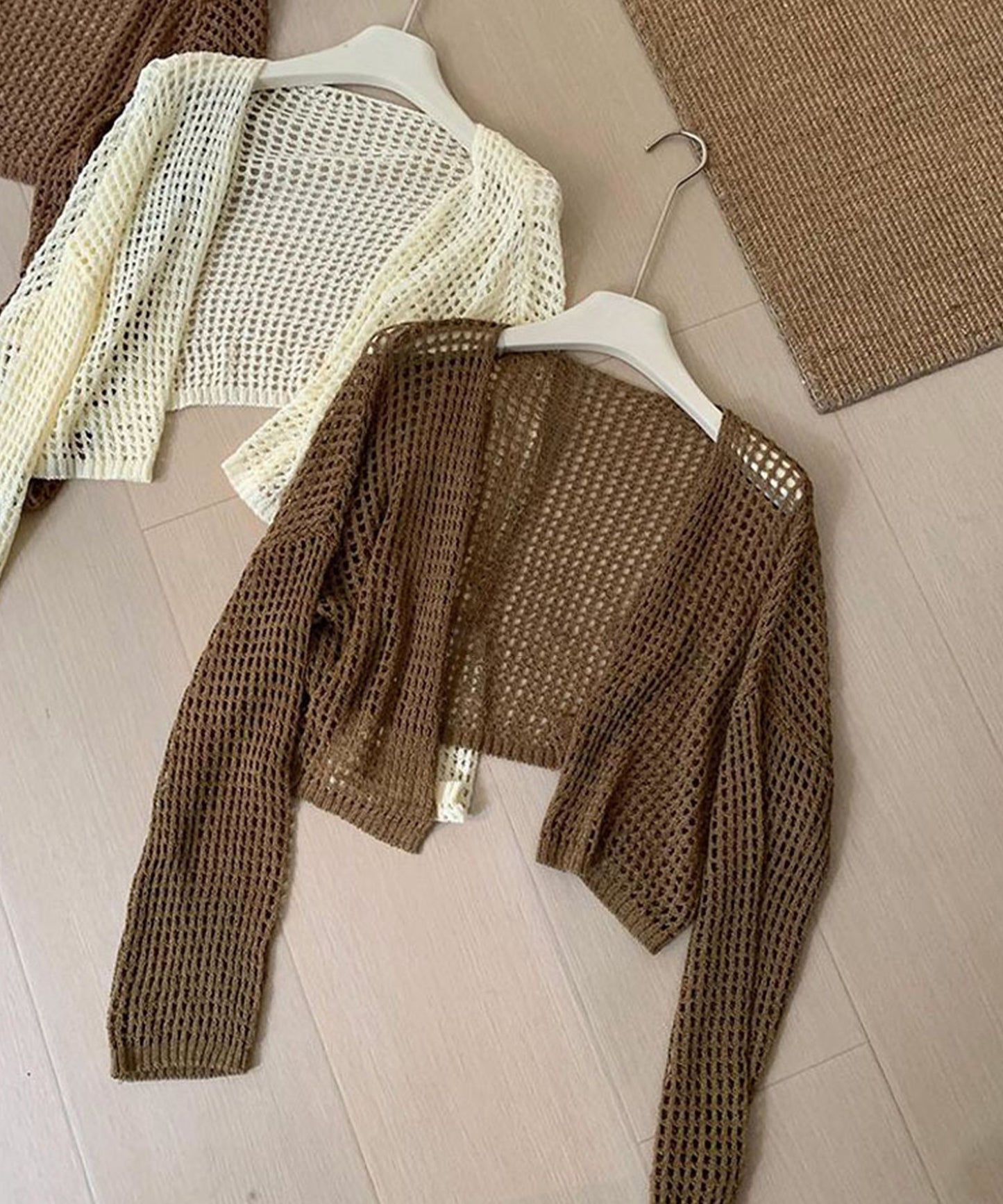 軽やかなショート丈メッシュカーディガン