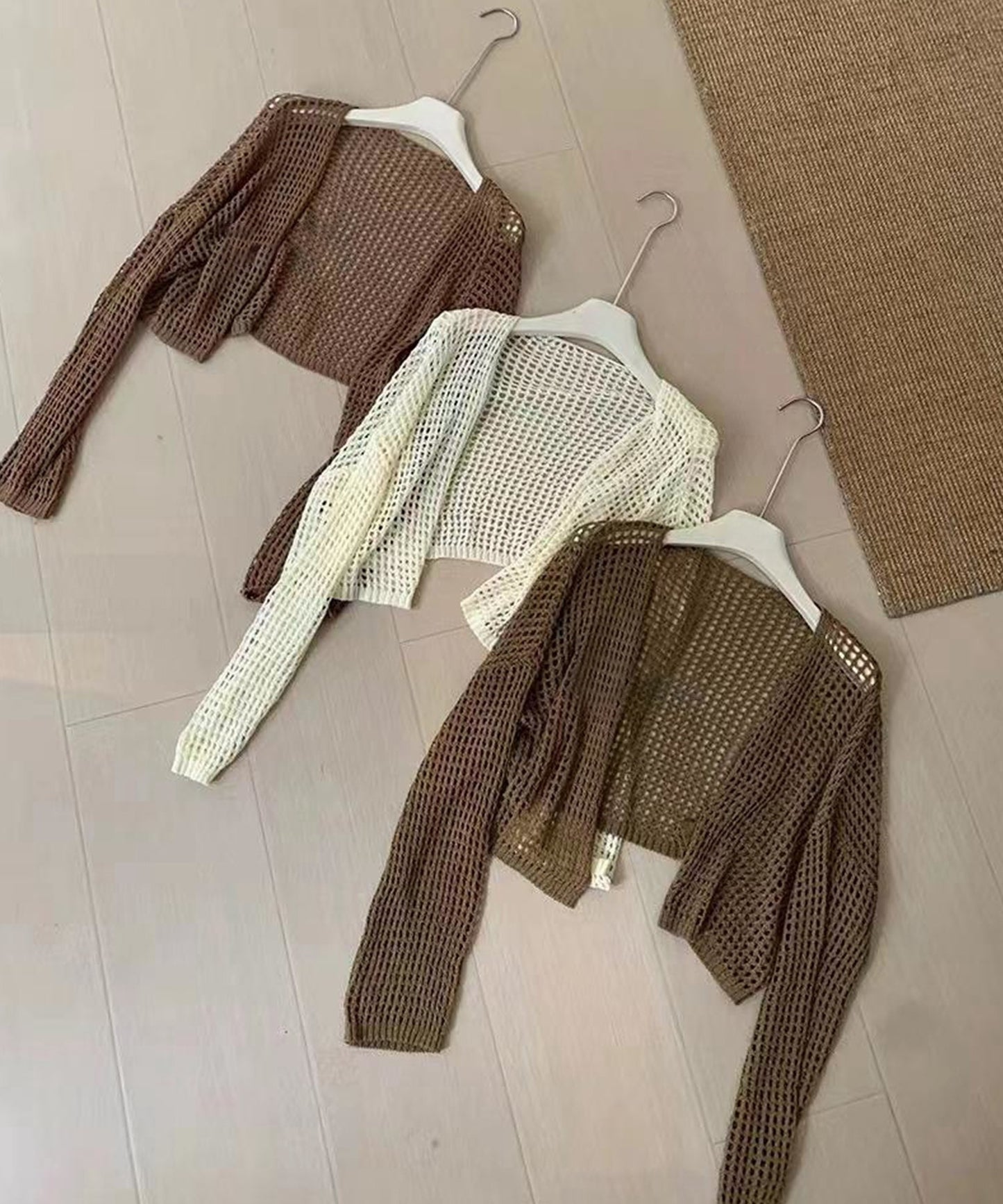 軽やかなショート丈メッシュカーディガン