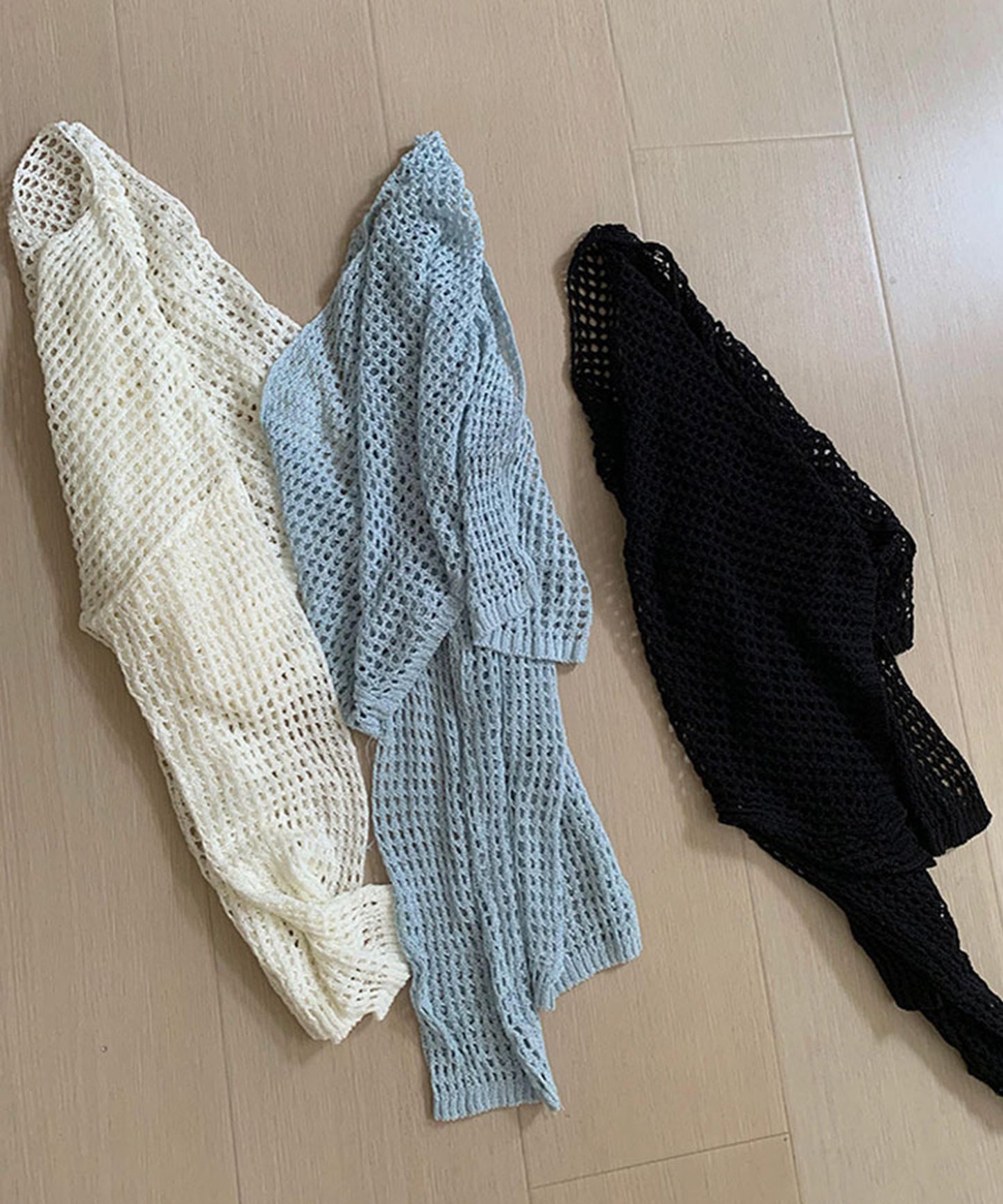 軽やかなショート丈メッシュカーディガン