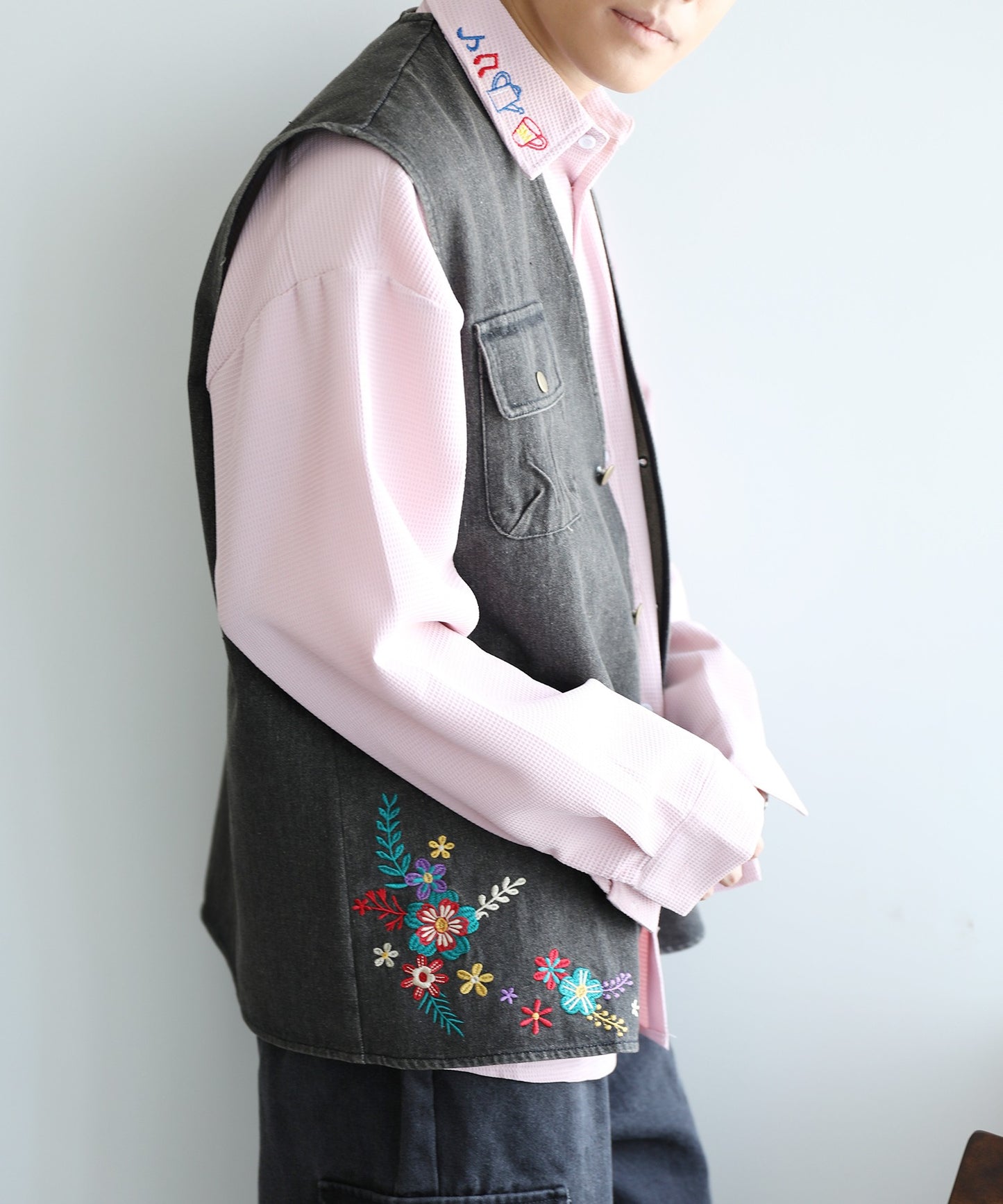 【HOOK -original- 】レトロ調花刺繍vネックデニムベスト