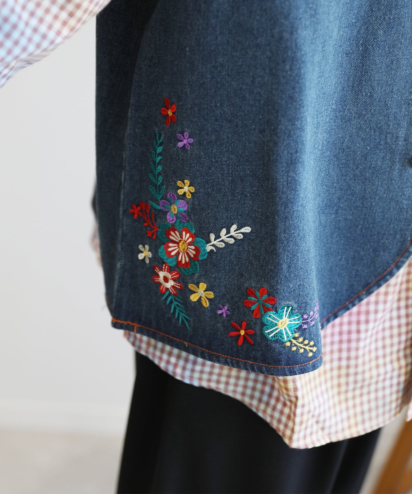 【HOOK -original- 】レトロ調花刺繍vネックデニムベスト
