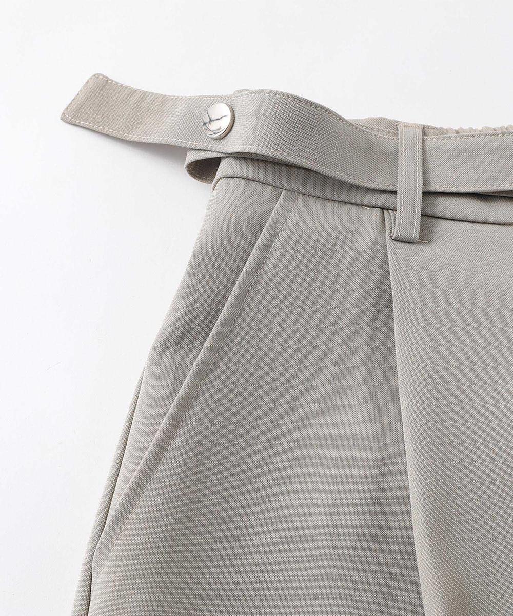 調節ベルト付きワイドタックスラックスパンツ