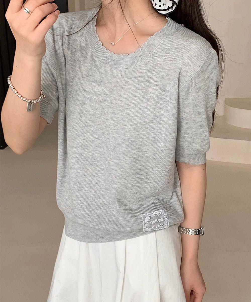 ワッペン付きクルーネック半袖ニットトップス