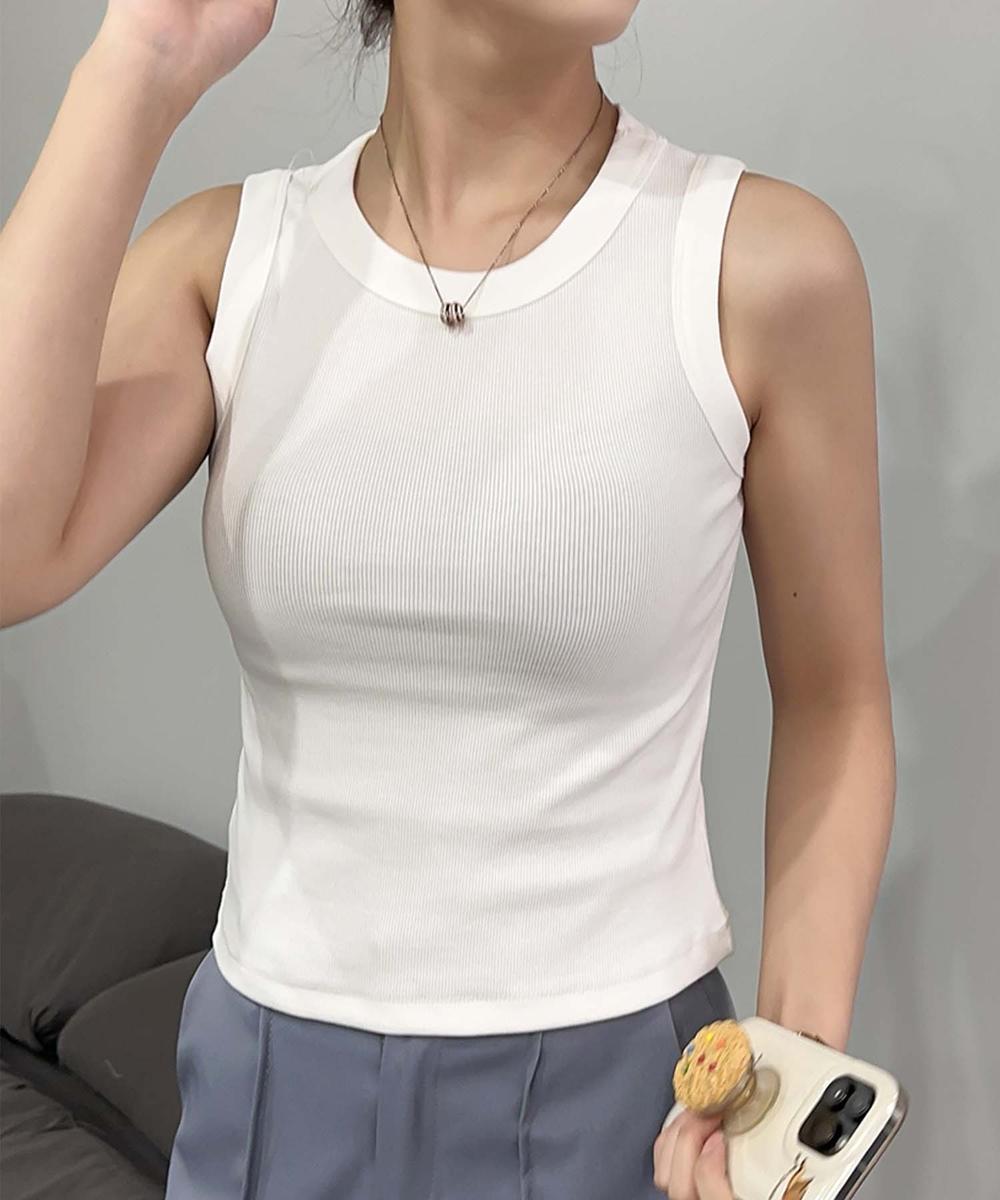 シンプルデザインタンクトップ