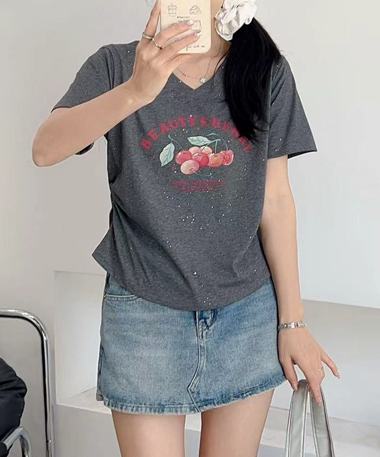 VネックチェリーTシャツ