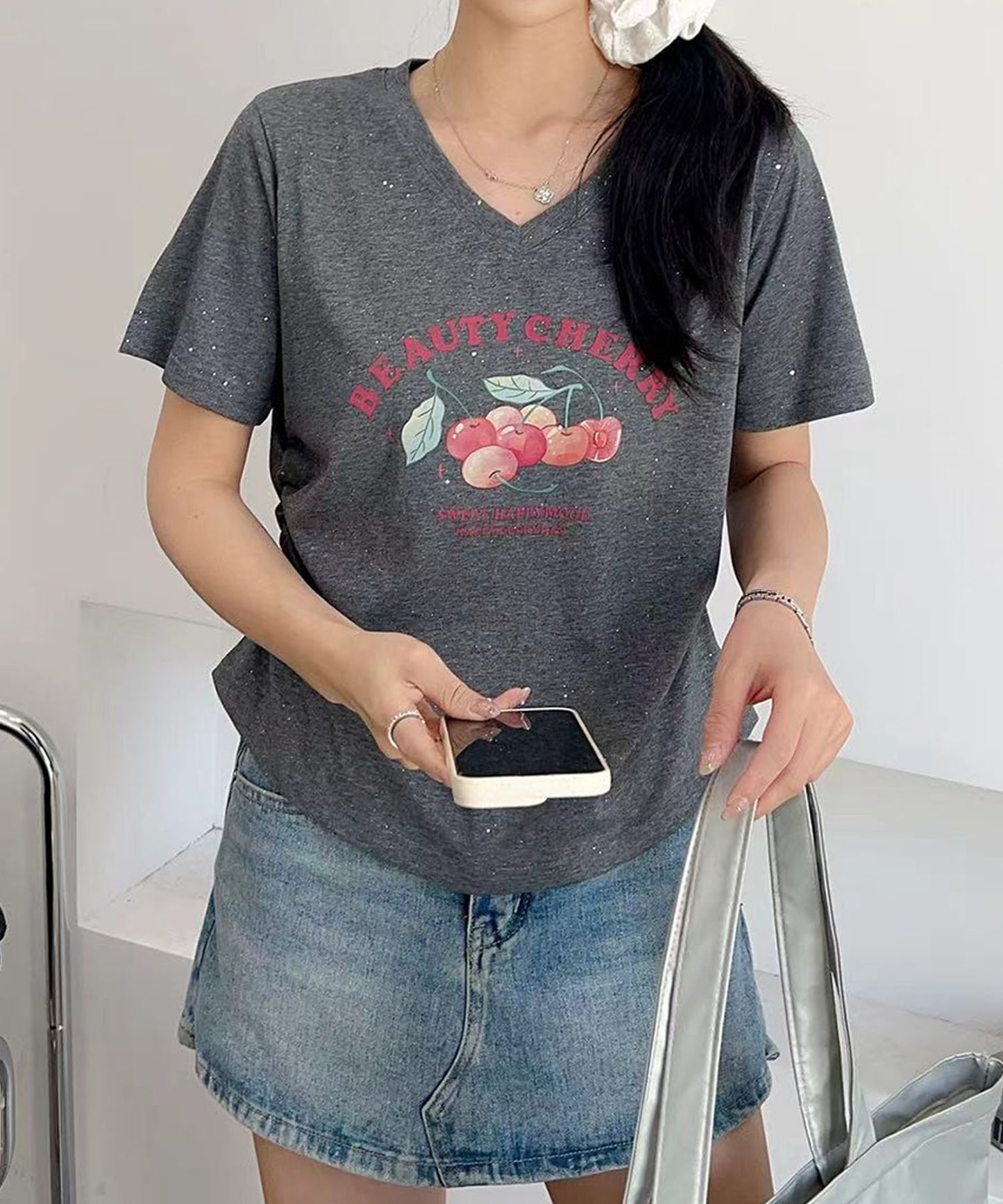 VネックチェリーTシャツ