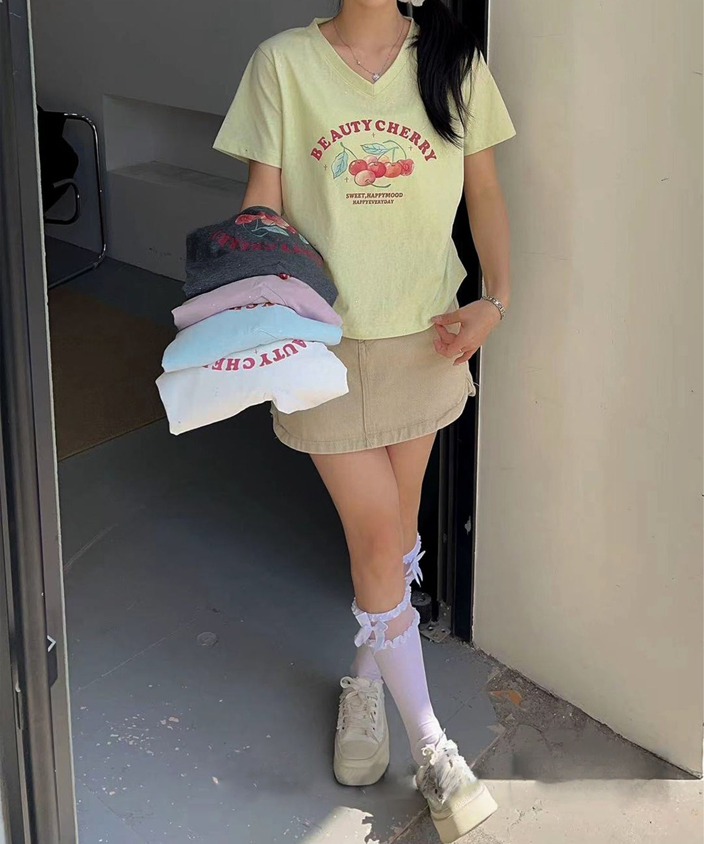 VネックチェリーTシャツ