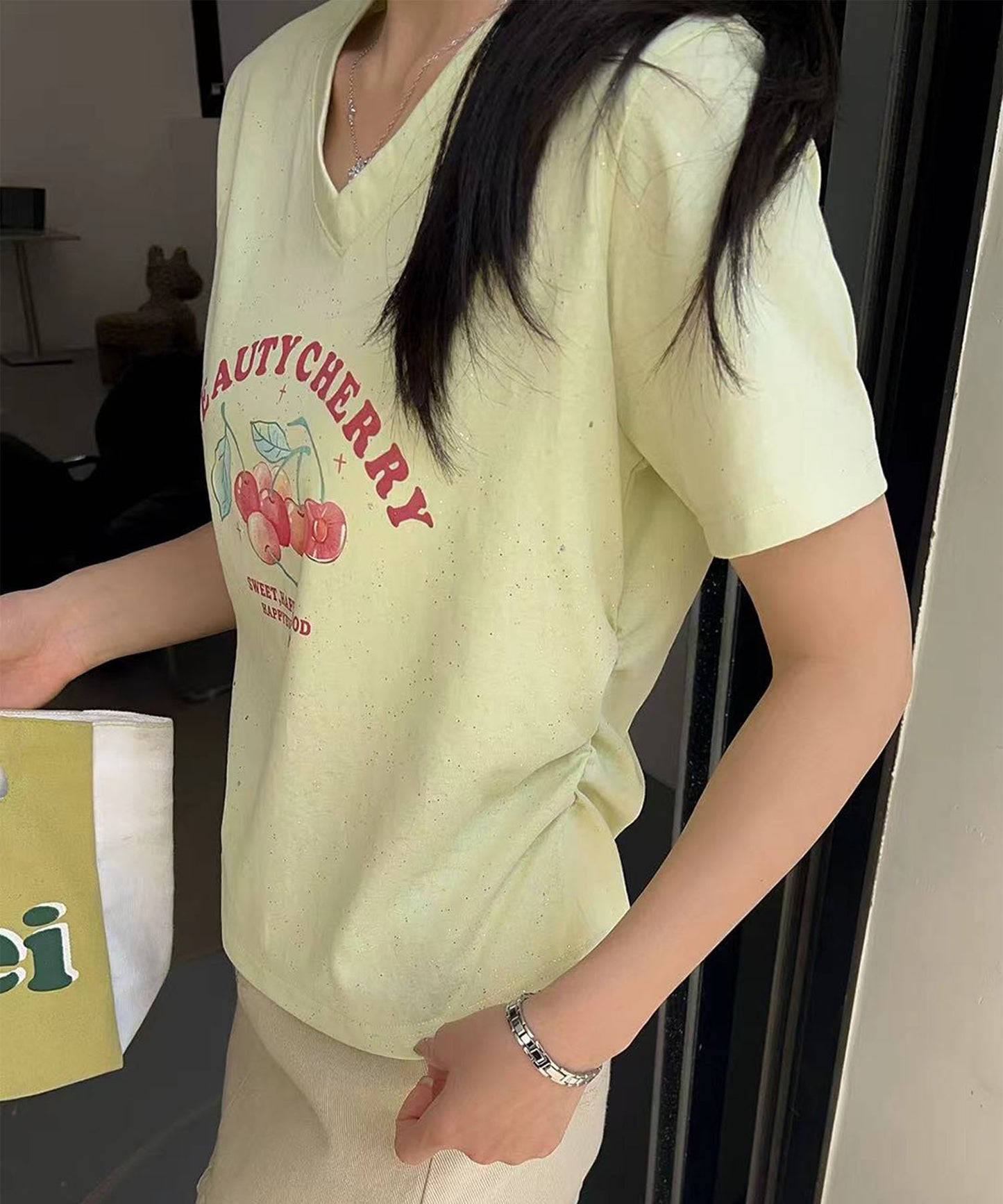 VネックチェリーTシャツ