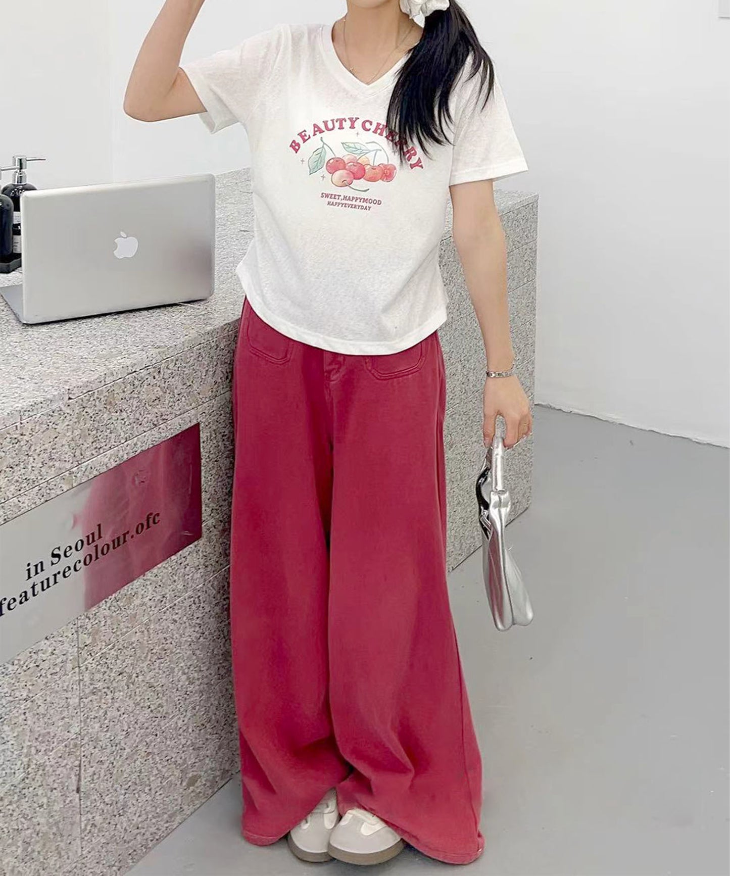 VネックチェリーTシャツ