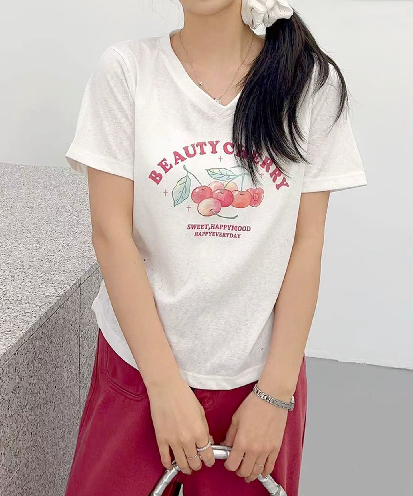 VネックチェリーTシャツ