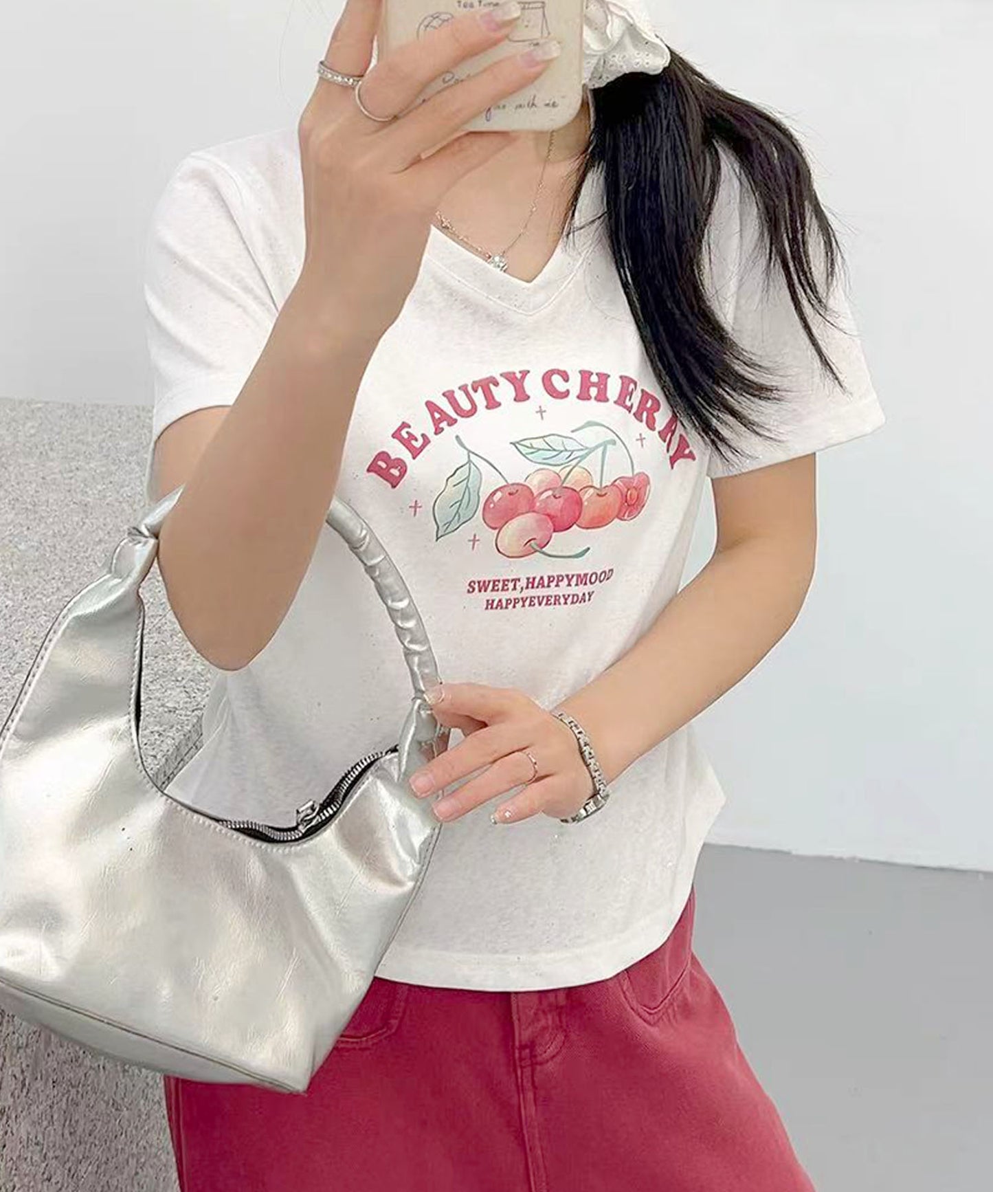 VネックチェリーTシャツ