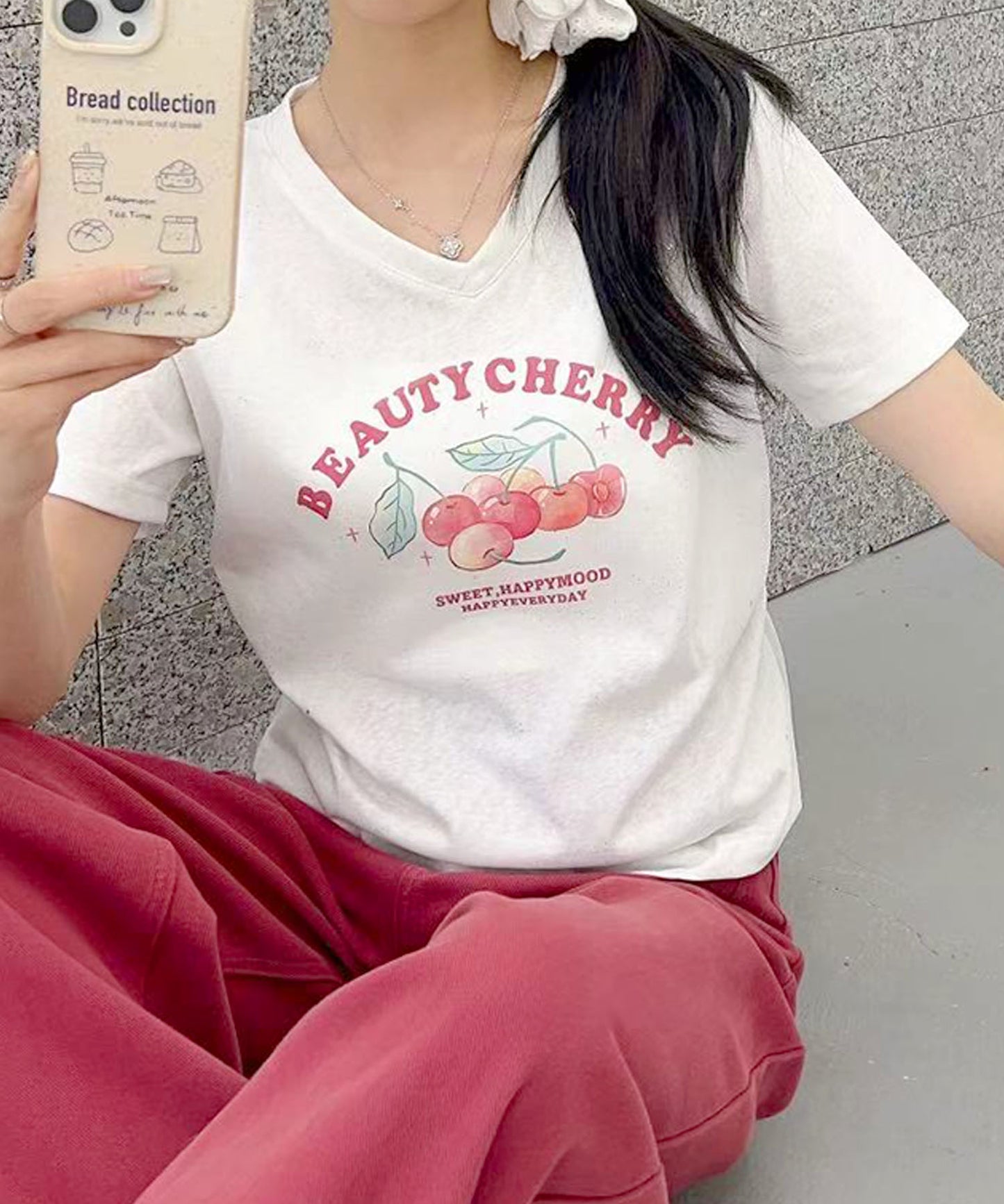 VネックチェリーTシャツ