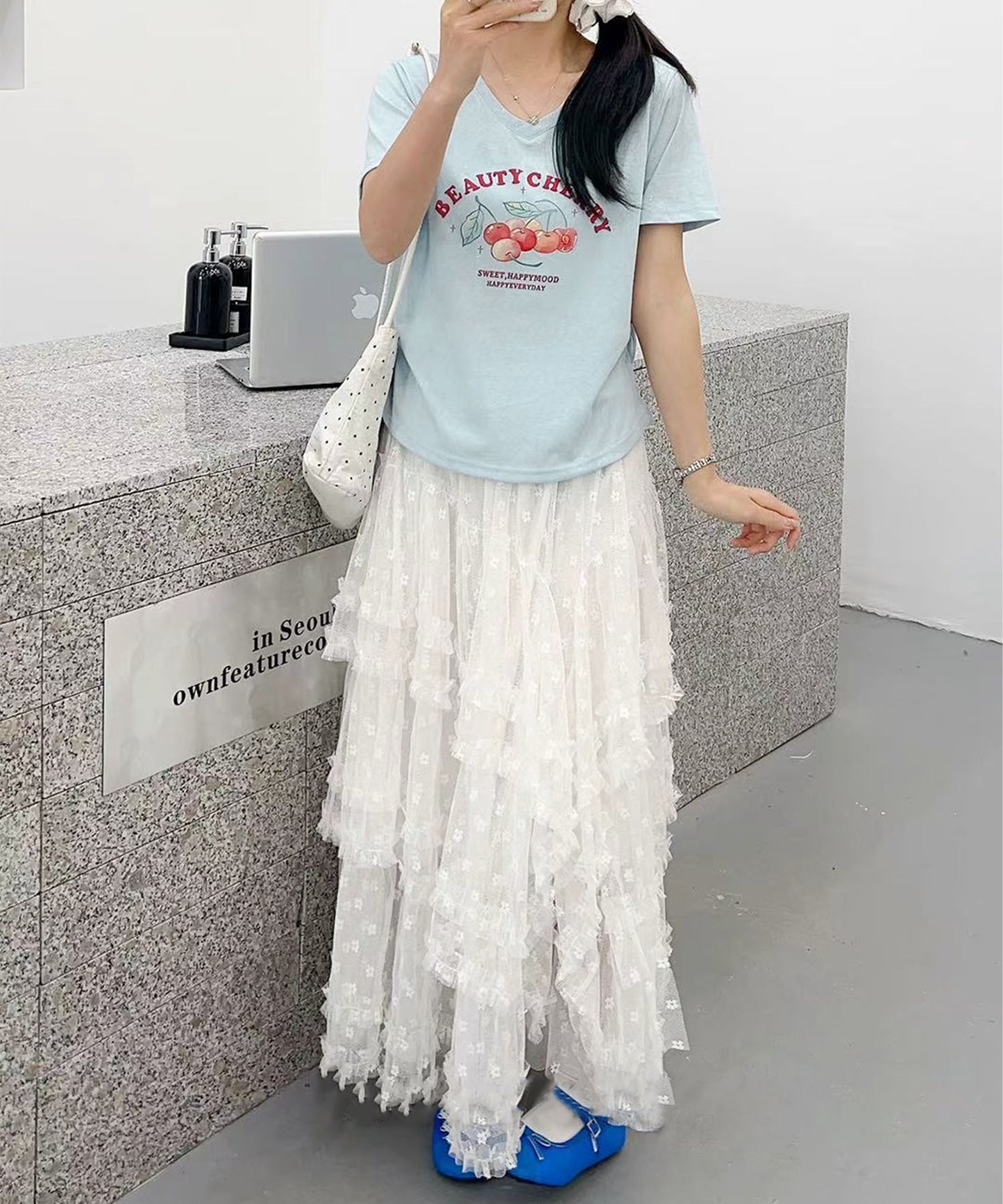 VネックチェリーTシャツ