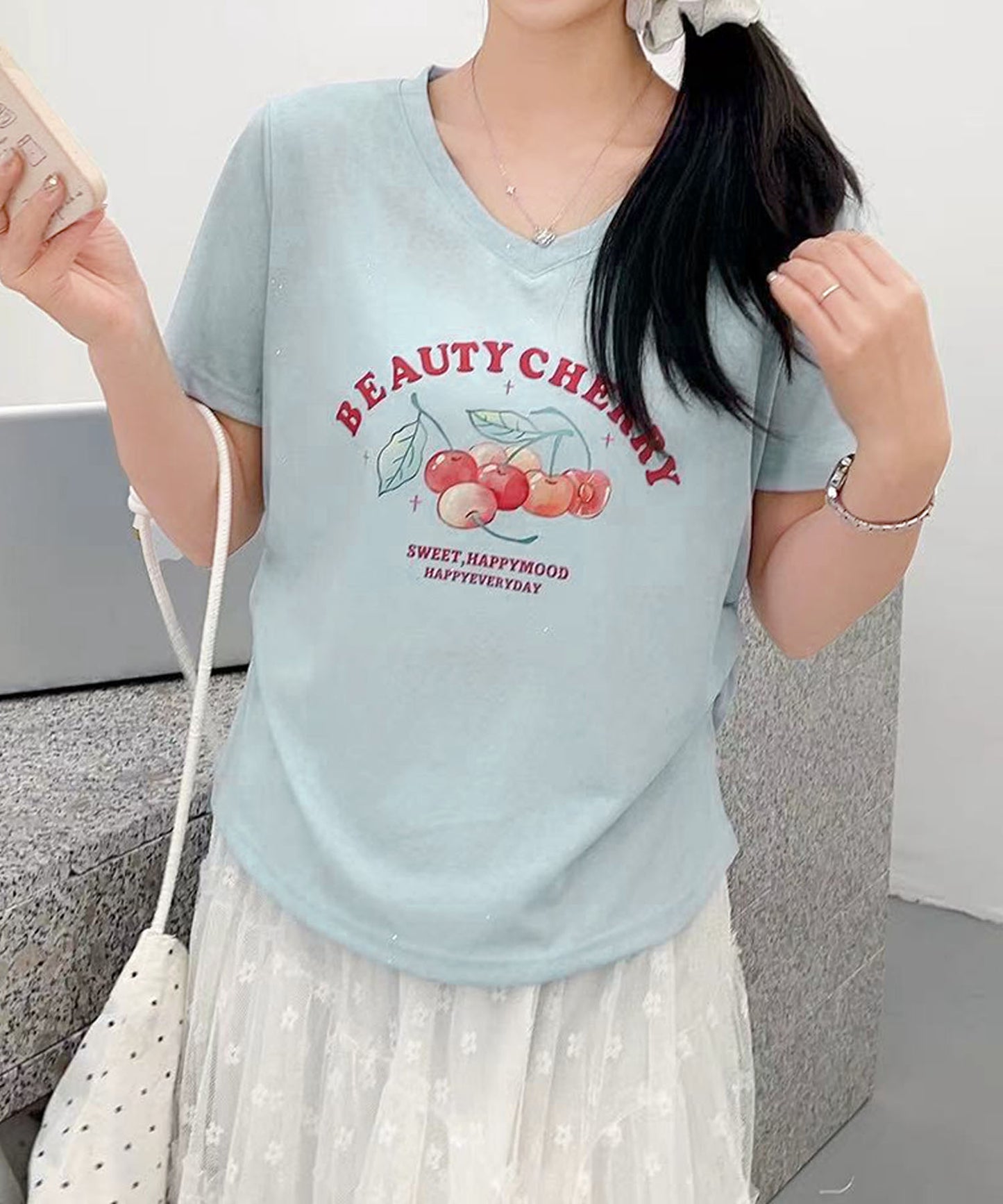 VネックチェリーTシャツ