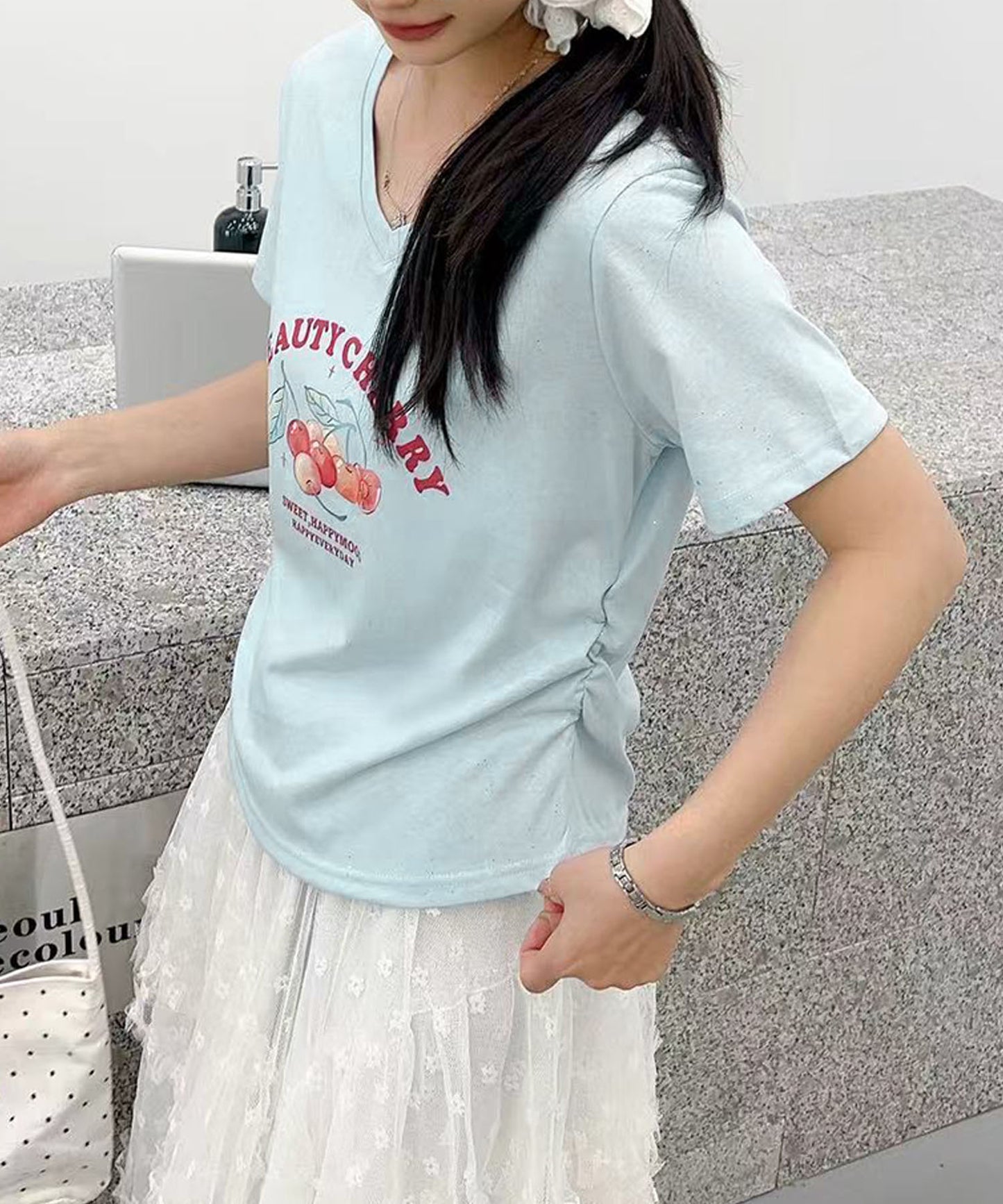 VネックチェリーTシャツ