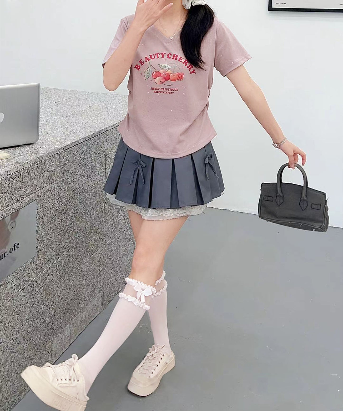 VネックチェリーTシャツ