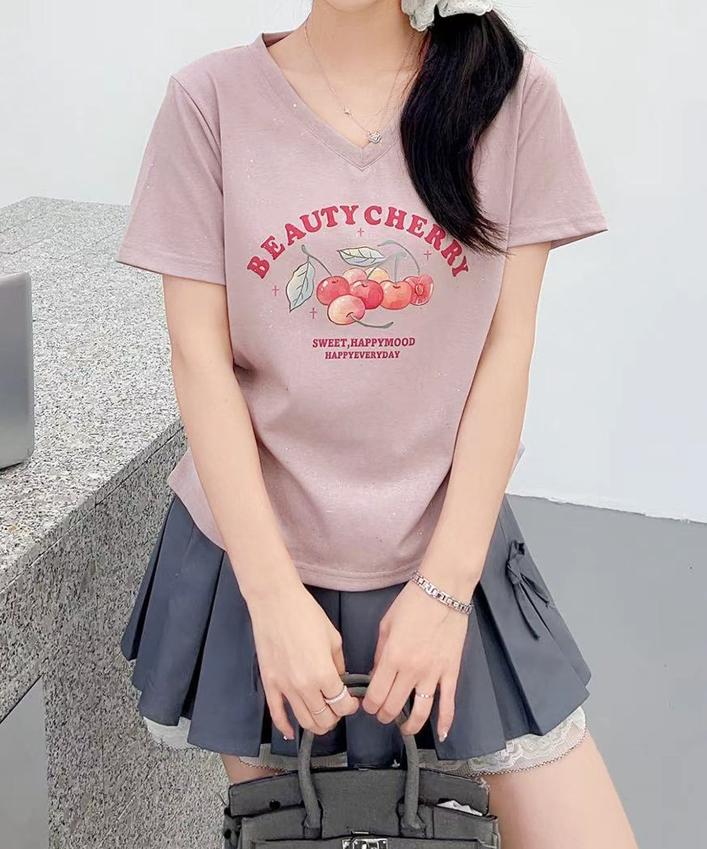 VネックチェリーTシャツ