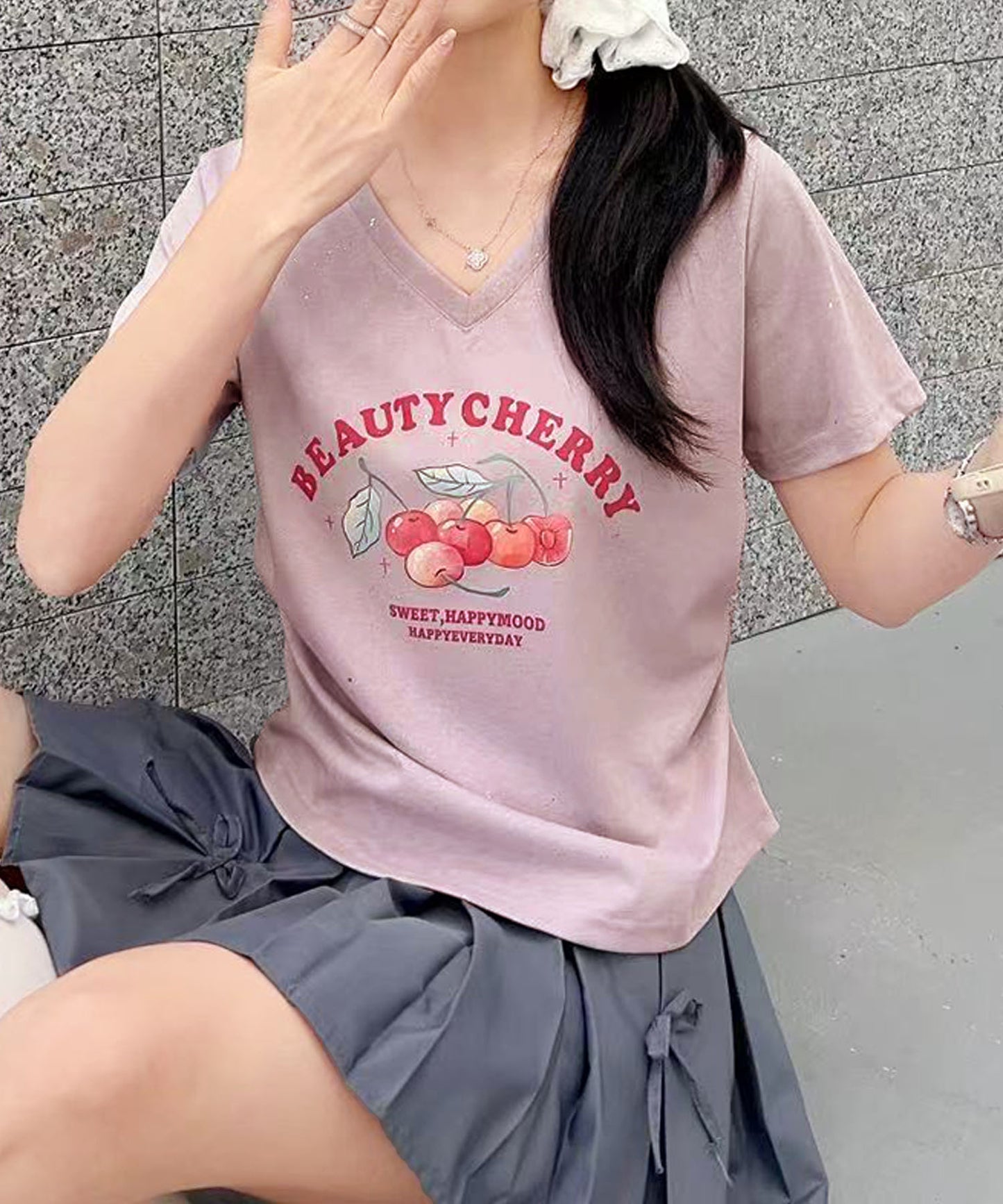 VネックチェリーTシャツ