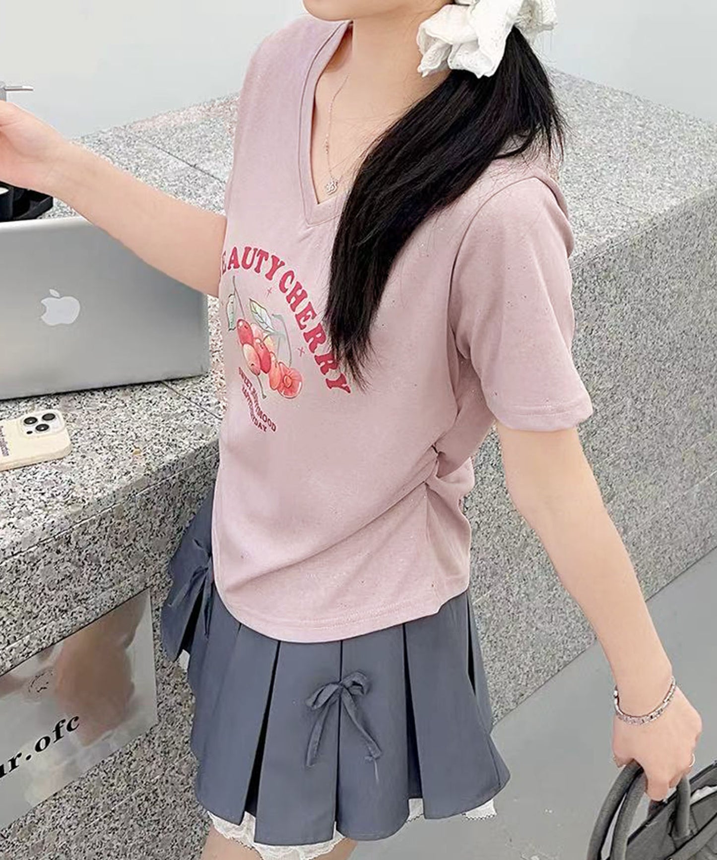 VネックチェリーTシャツ
