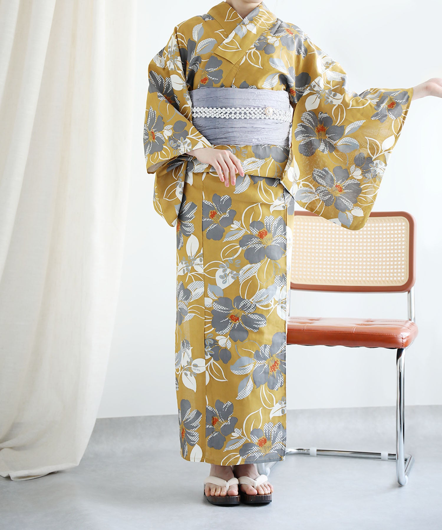 Floral Cotton Yukata 4-Piece Set: Yukata, Hecho Obi, Geta, Hair Ornament