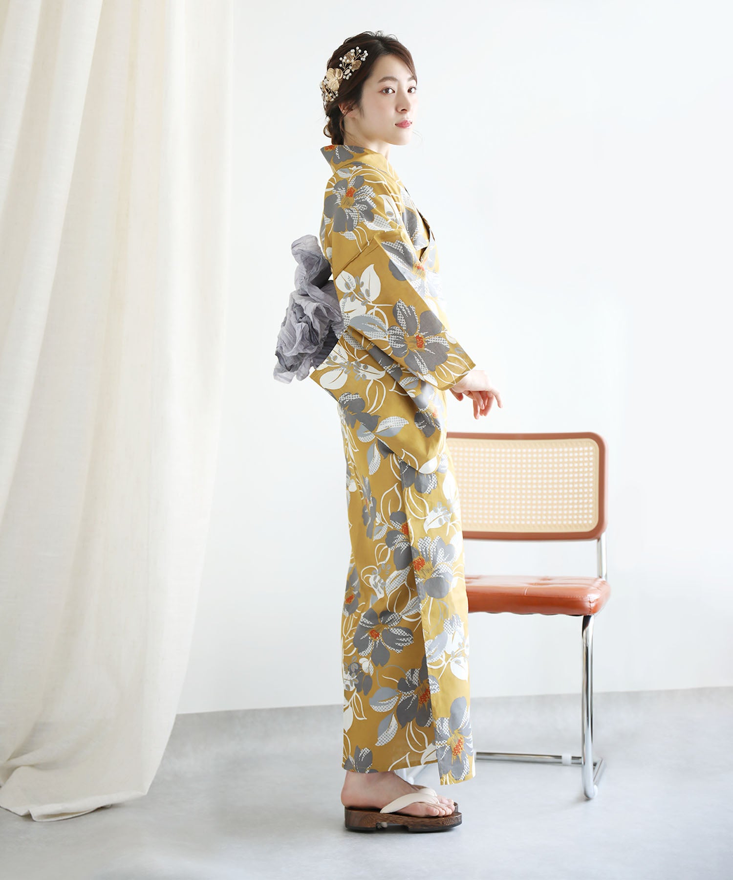 Floral Cotton Yukata 4-Piece Set: Yukata, Hecho Obi, Geta, Hair Ornament