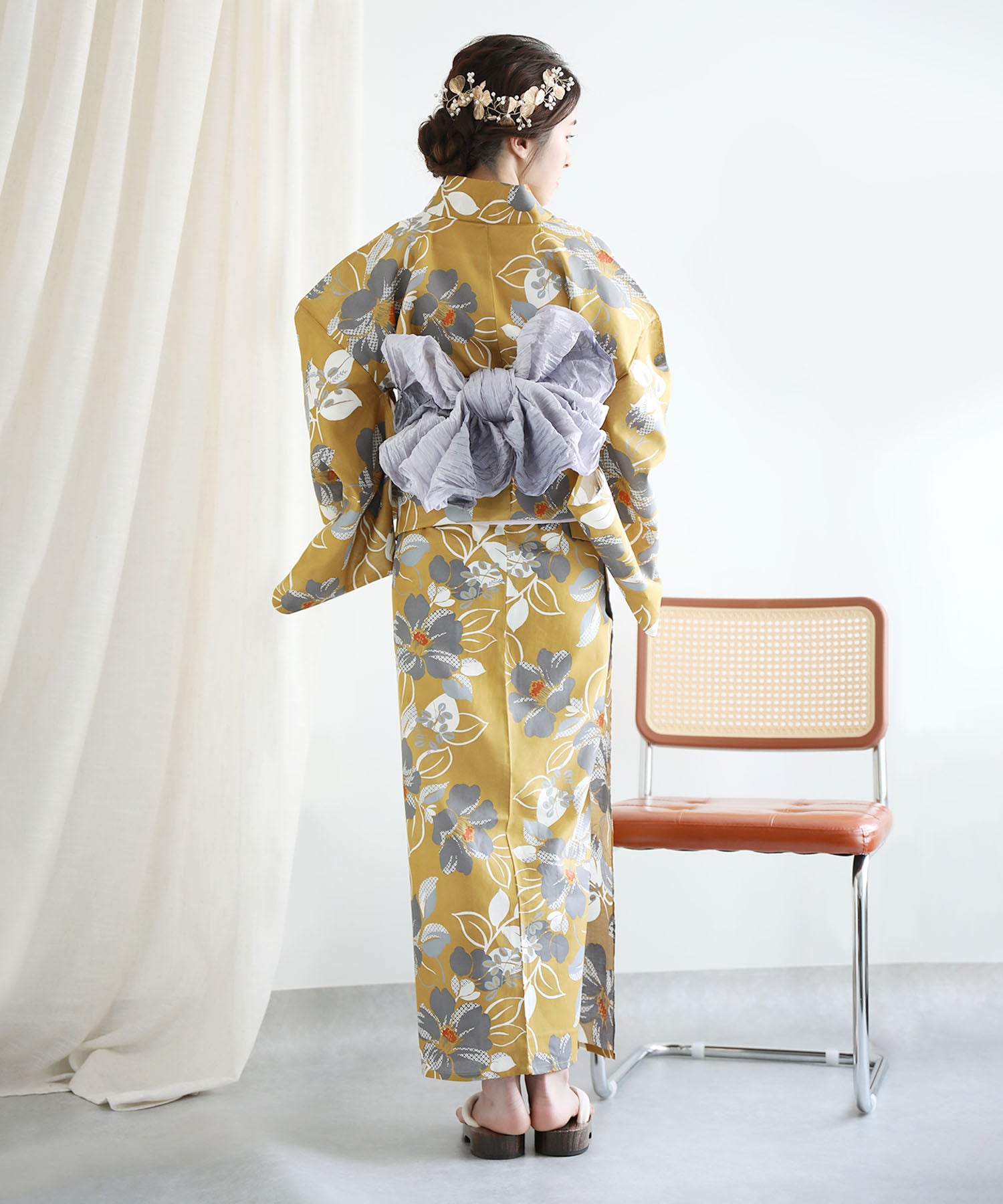 Floral Cotton Yukata 4-Piece Set: Yukata, Hecho Obi, Geta, Hair Ornament