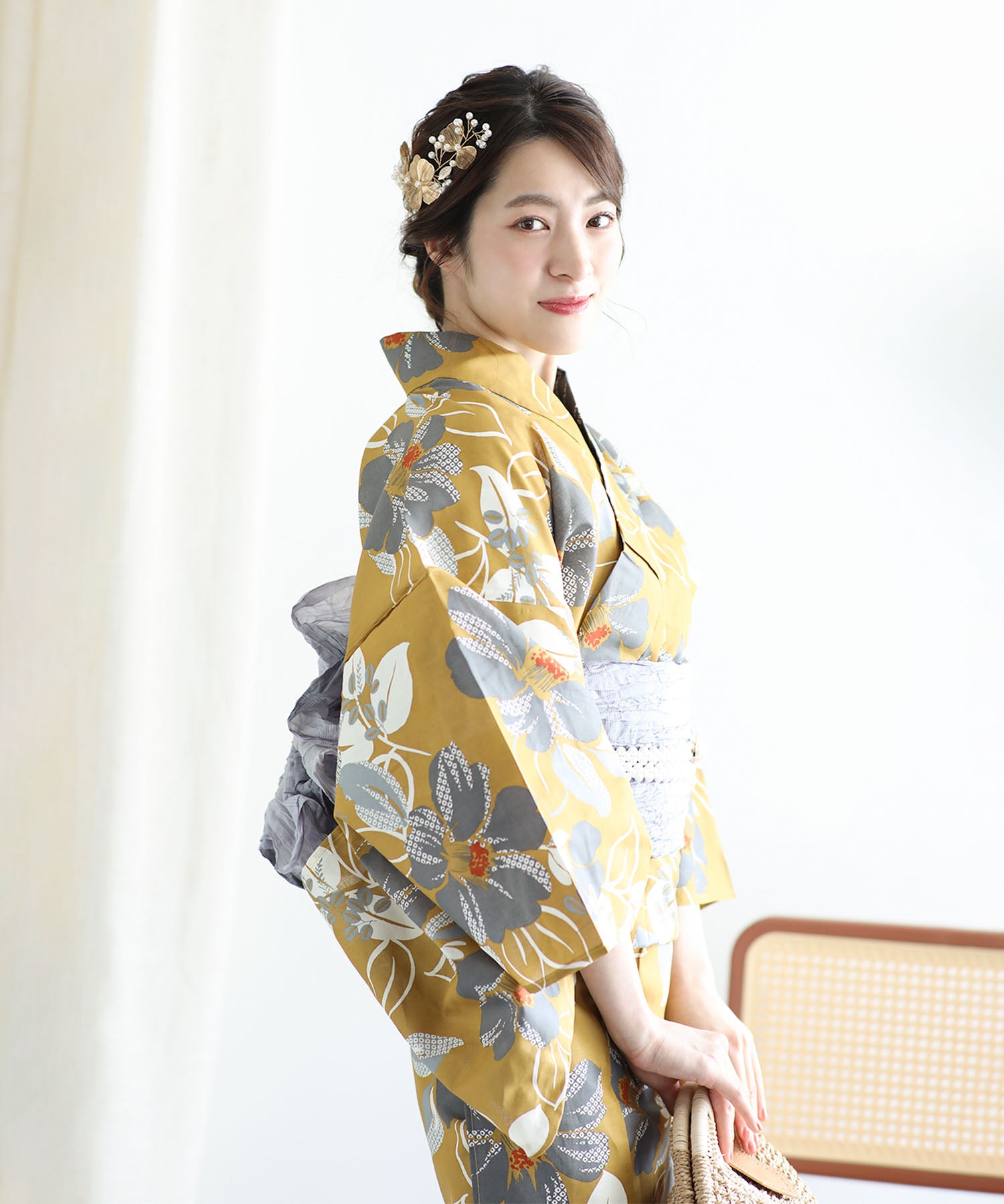 Floral Cotton Yukata 4-Piece Set: Yukata, Hecho Obi, Geta, Hair Ornament