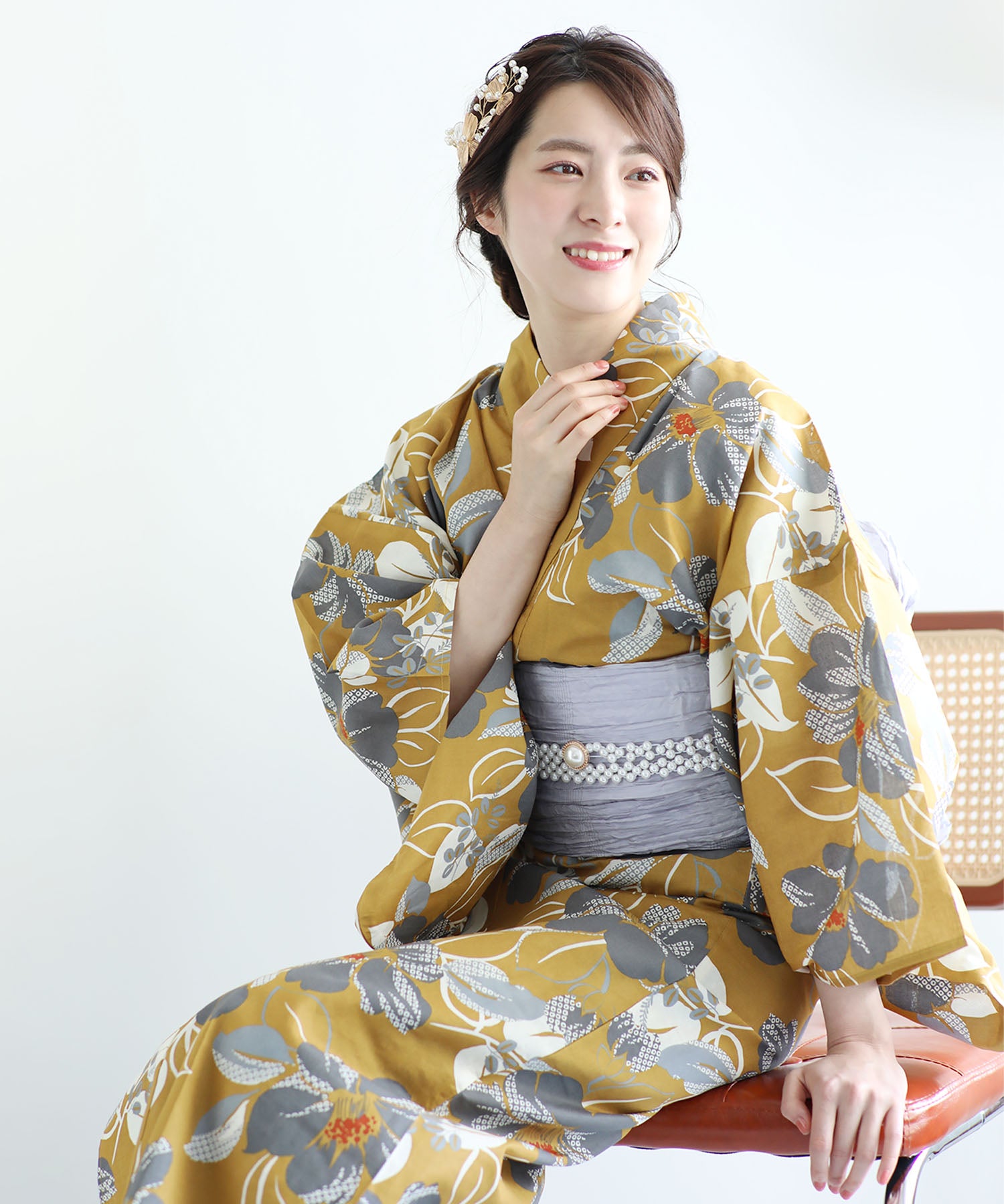 Floral Cotton Yukata 4-Piece Set: Yukata, Hecho Obi, Geta, Hair Ornament
