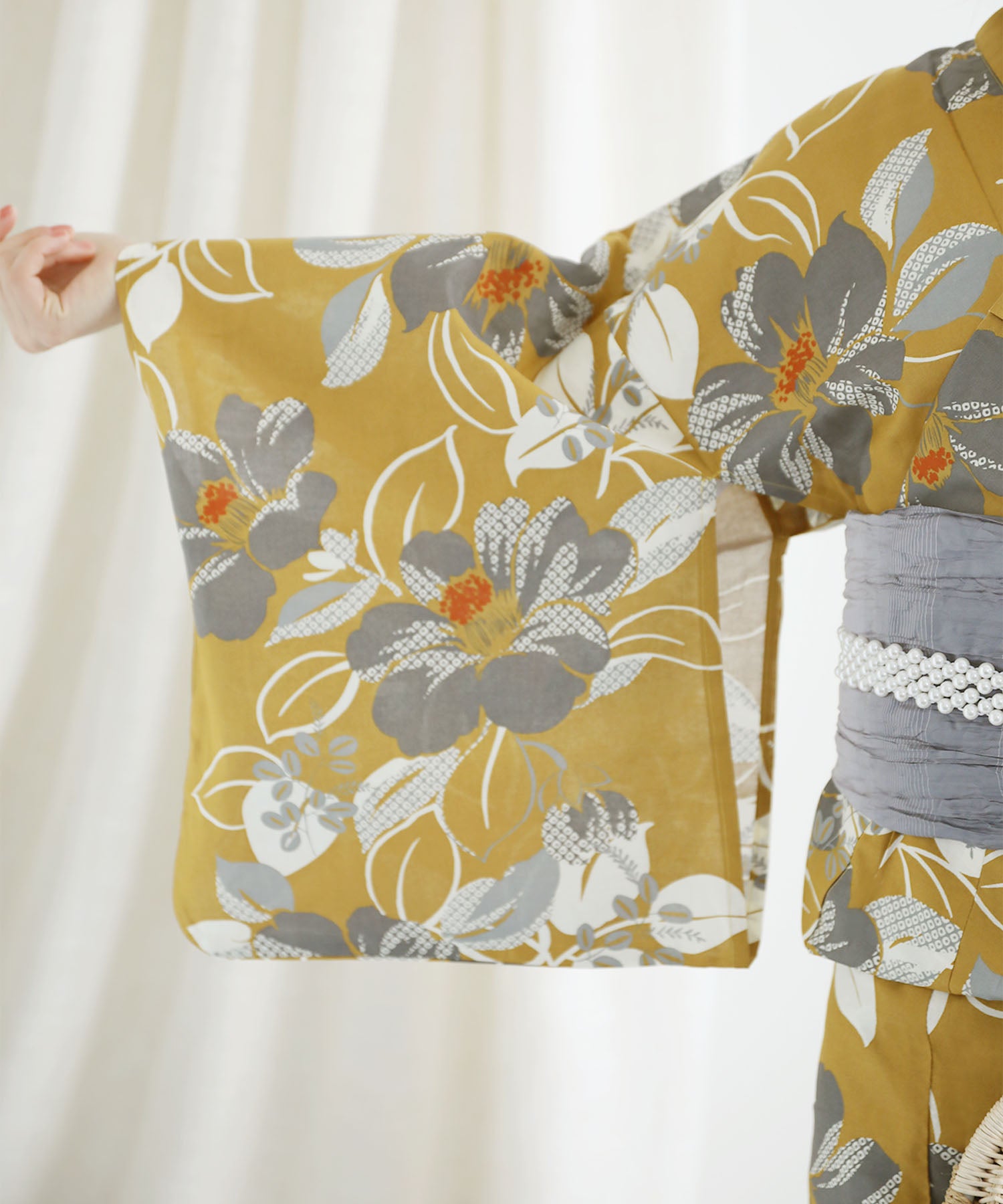 Floral Cotton Yukata 4-Piece Set: Yukata, Hecho Obi, Geta, Hair Ornament