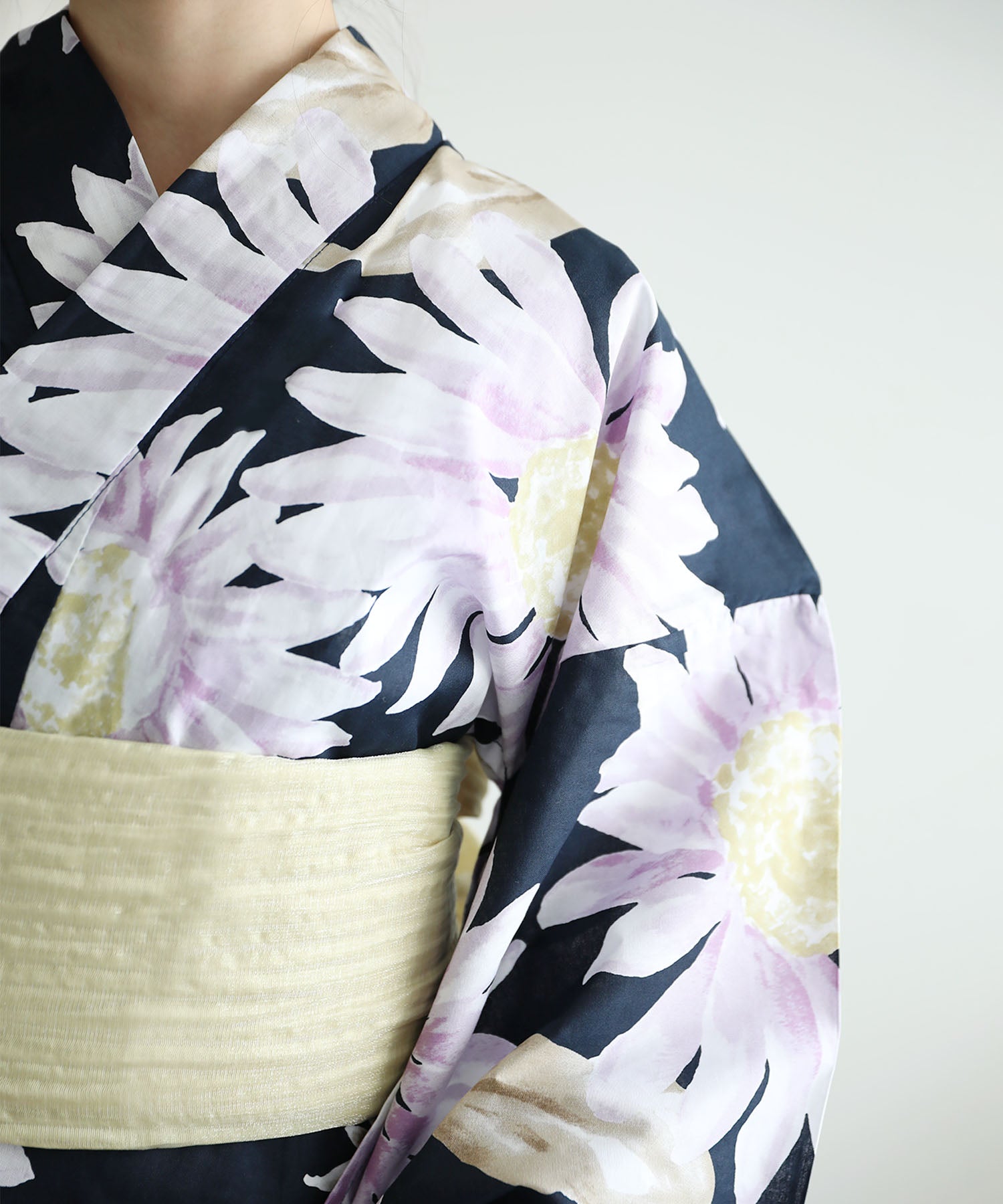 Floral Cotton Yukata 4-Piece Set: Yukata, Hecho Obi, Geta, Hair Ornament