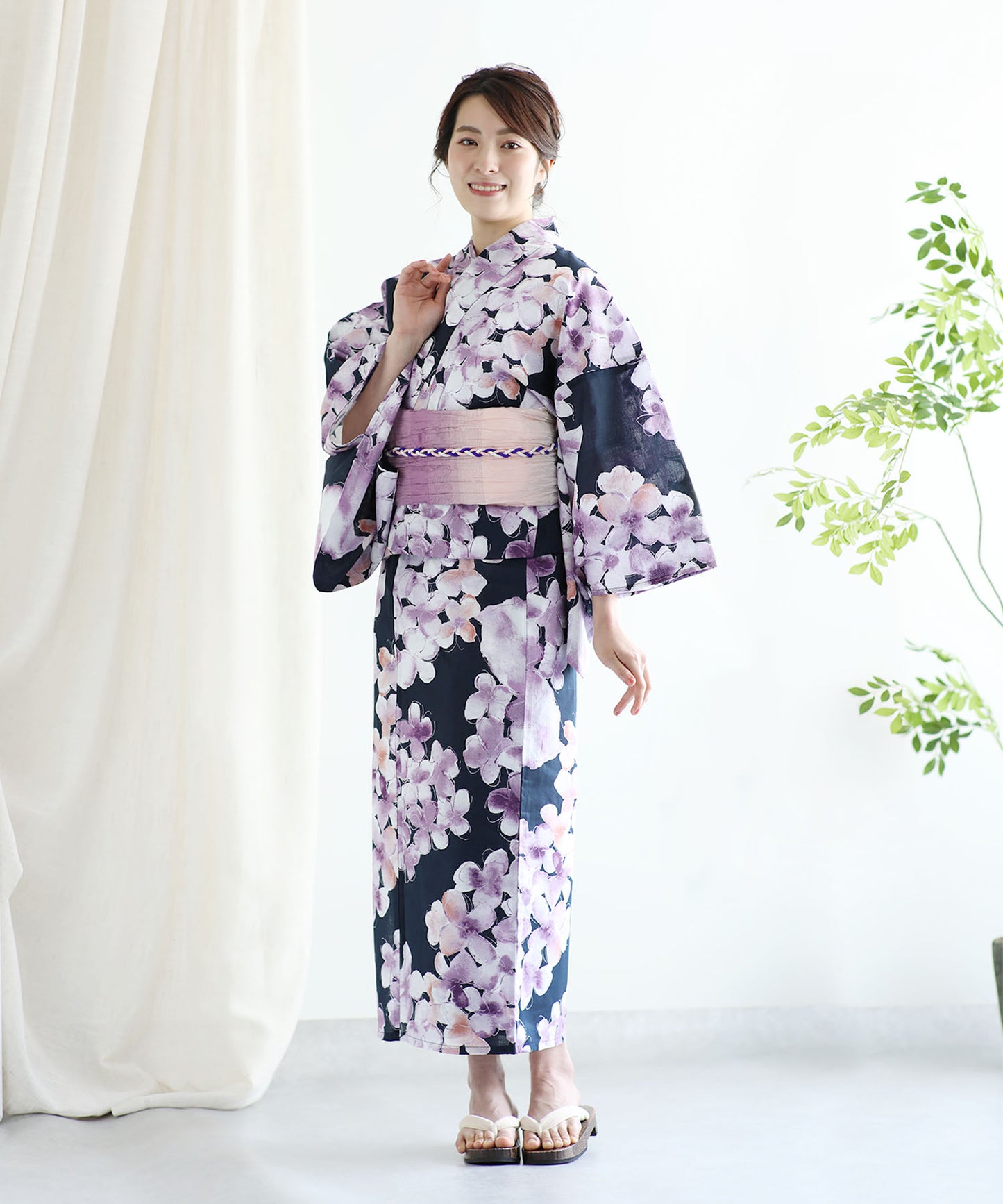 花模様コットン浴衣4点セット ゆかた・へこ帯・下駄・髪飾り