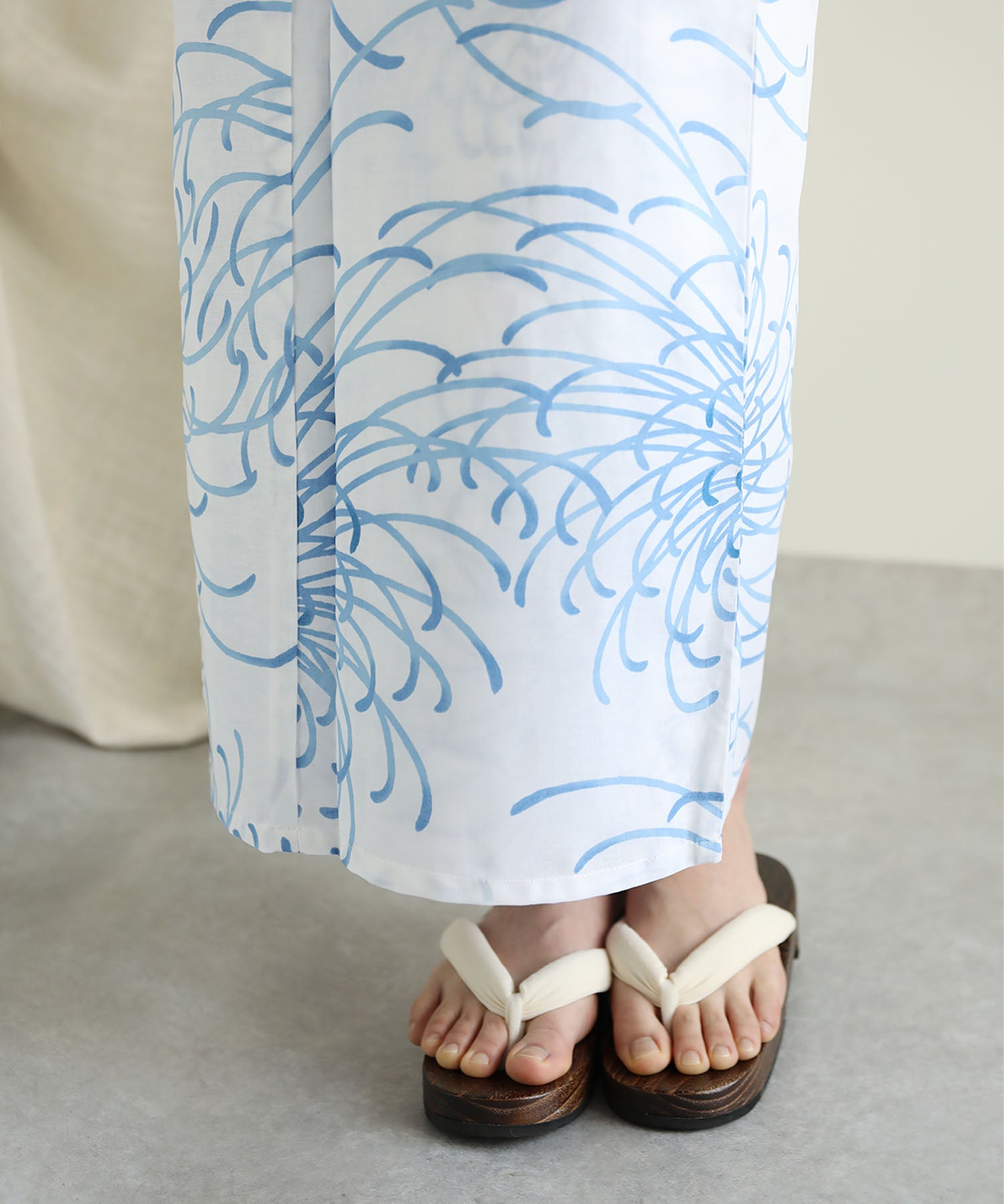 Floral Cotton Yukata 4-Piece Set: Yukata, Hecho Obi, Geta, Hair Ornament