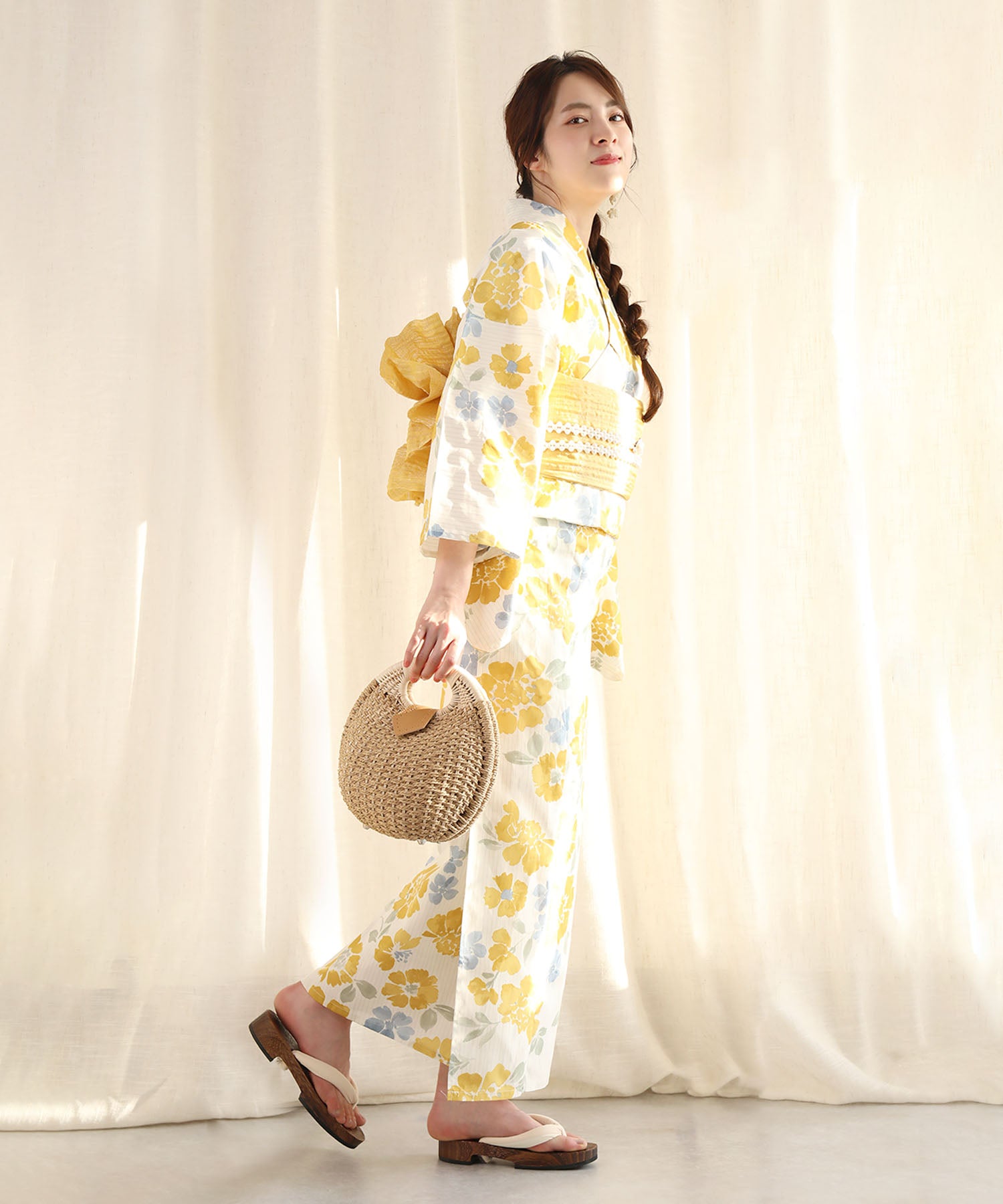 Floral Cotton Yukata 4-Piece Set: Yukata, Hecho Obi, Geta, Hair Ornament