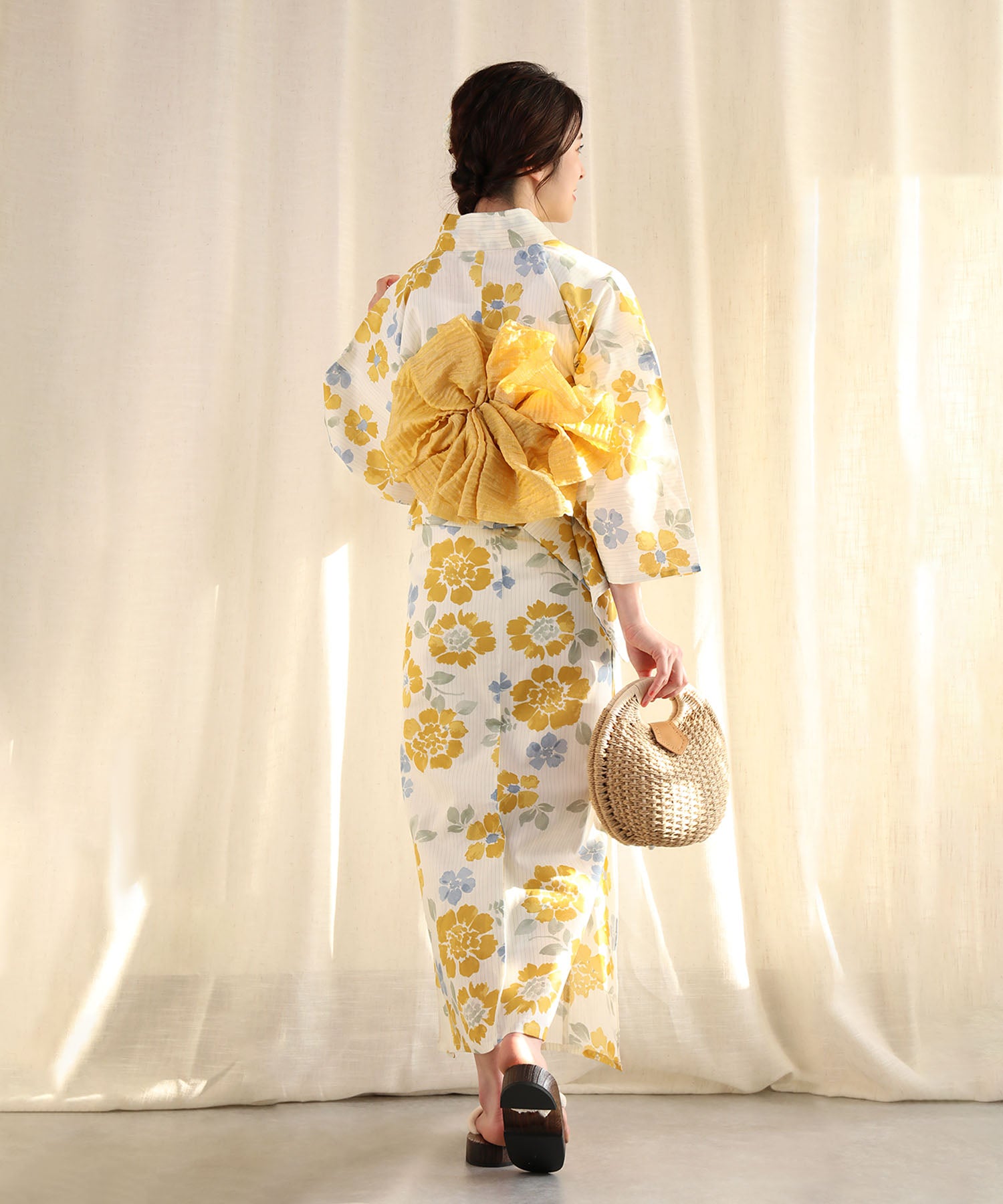 Floral Cotton Yukata 4-Piece Set: Yukata, Hecho Obi, Geta, Hair Ornament