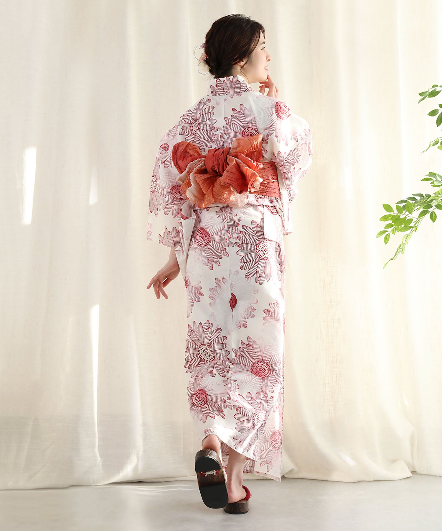 Floral Cotton Yukata 4-Piece Set: Yukata, Hecho Obi, Geta, Hair Ornament