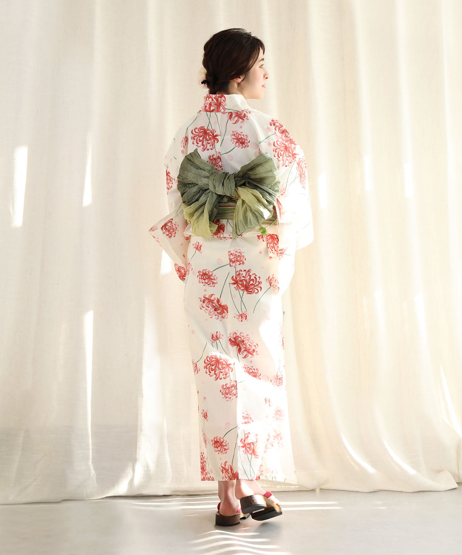 Floral Cotton Yukata 4-Piece Set: Yukata, Hecho Obi, Geta, Hair Ornament