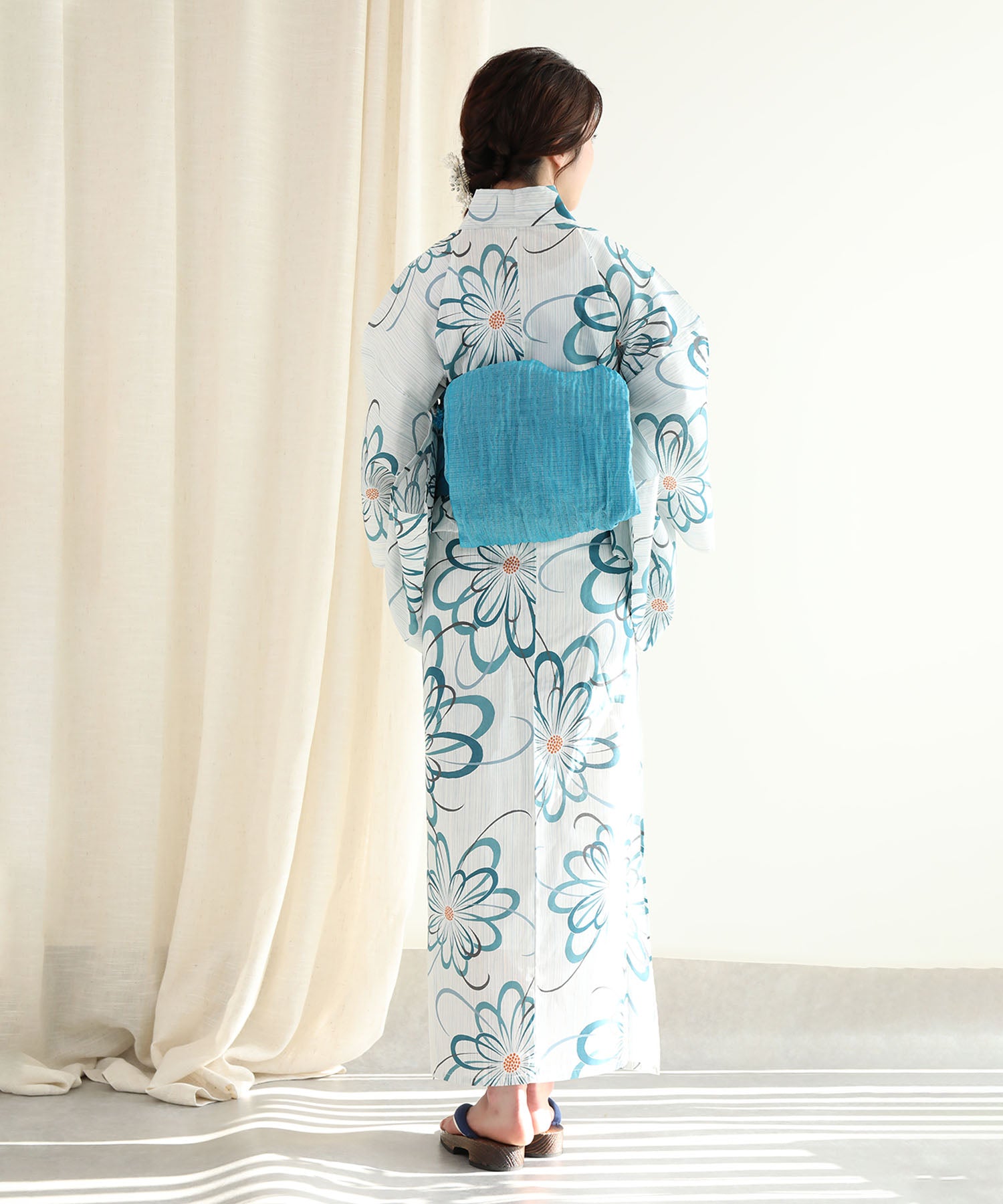 Floral Cotton Yukata 4-Piece Set: Yukata, Hecho Obi, Geta, Hair Ornament