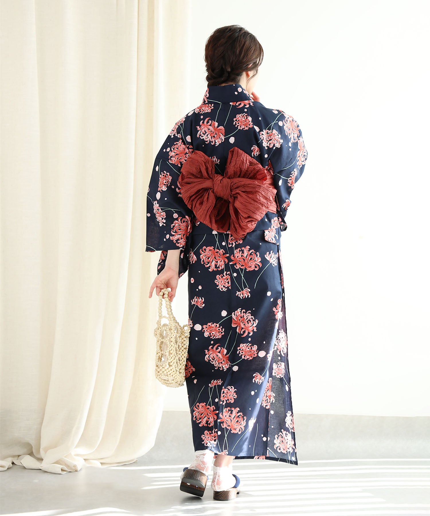 花模様コットン浴衣4点セット ゆかた・へこ帯・下駄・髪飾り