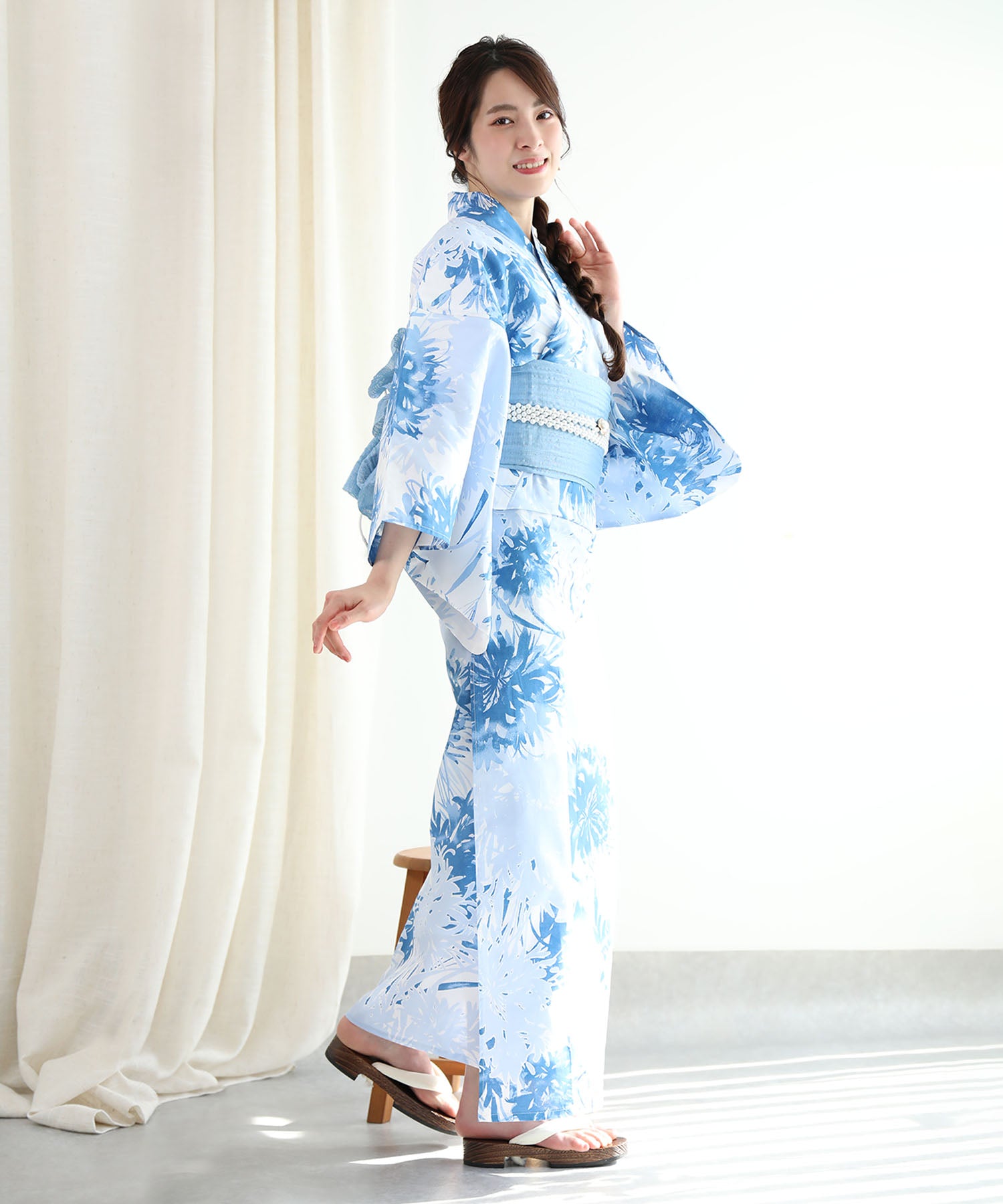 Floral Cotton Yukata 4-Piece Set: Yukata, Hecho Obi, Geta, Hair Ornament