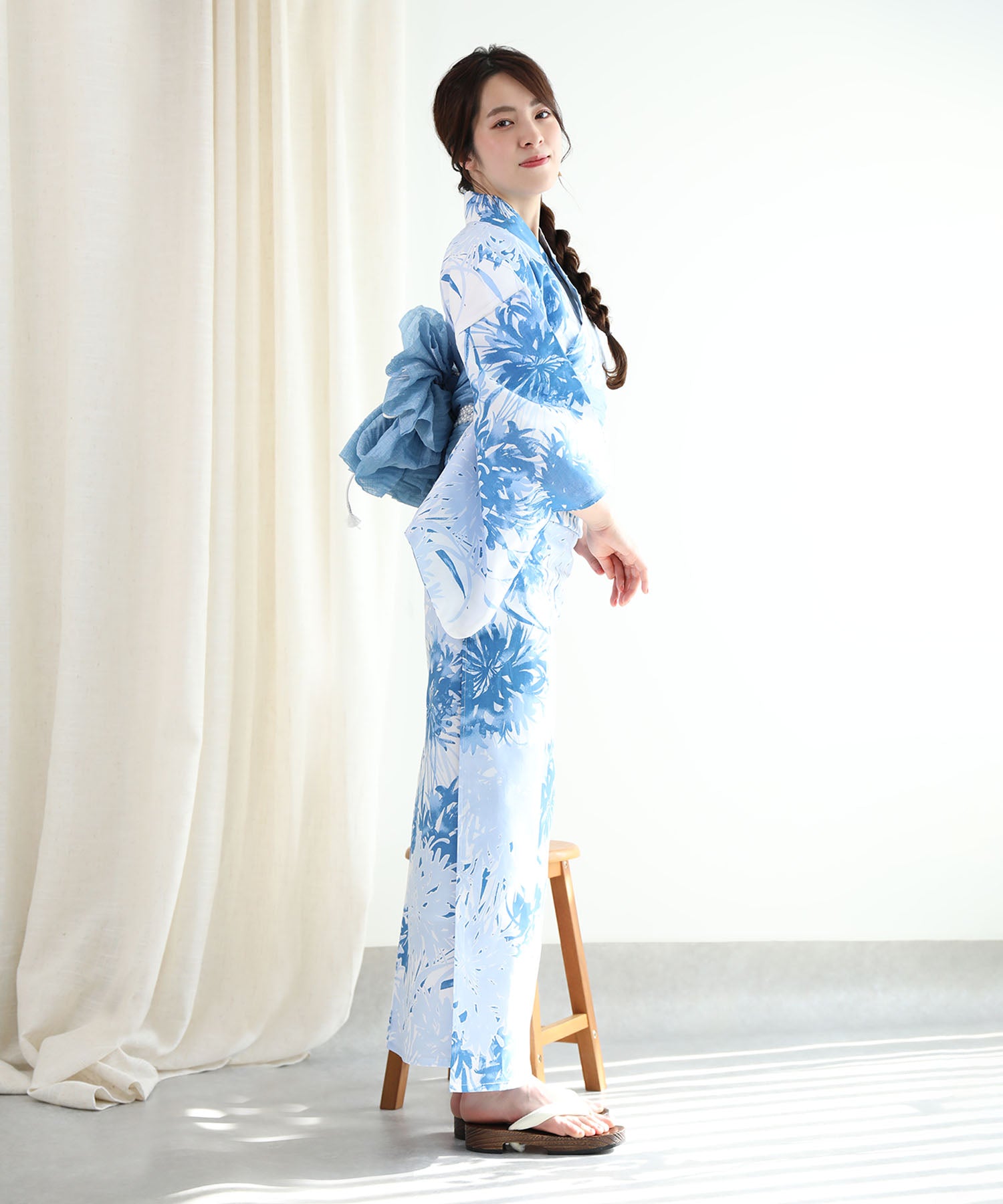 Floral Cotton Yukata 4-Piece Set: Yukata, Hecho Obi, Geta, Hair Ornament