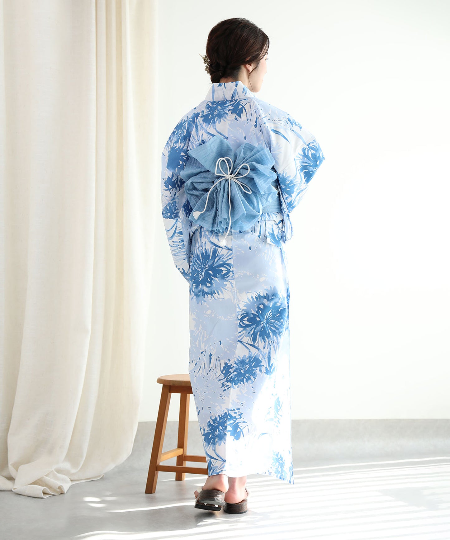 花模様コットン浴衣4点セット ゆかた・へこ帯・下駄・髪飾り