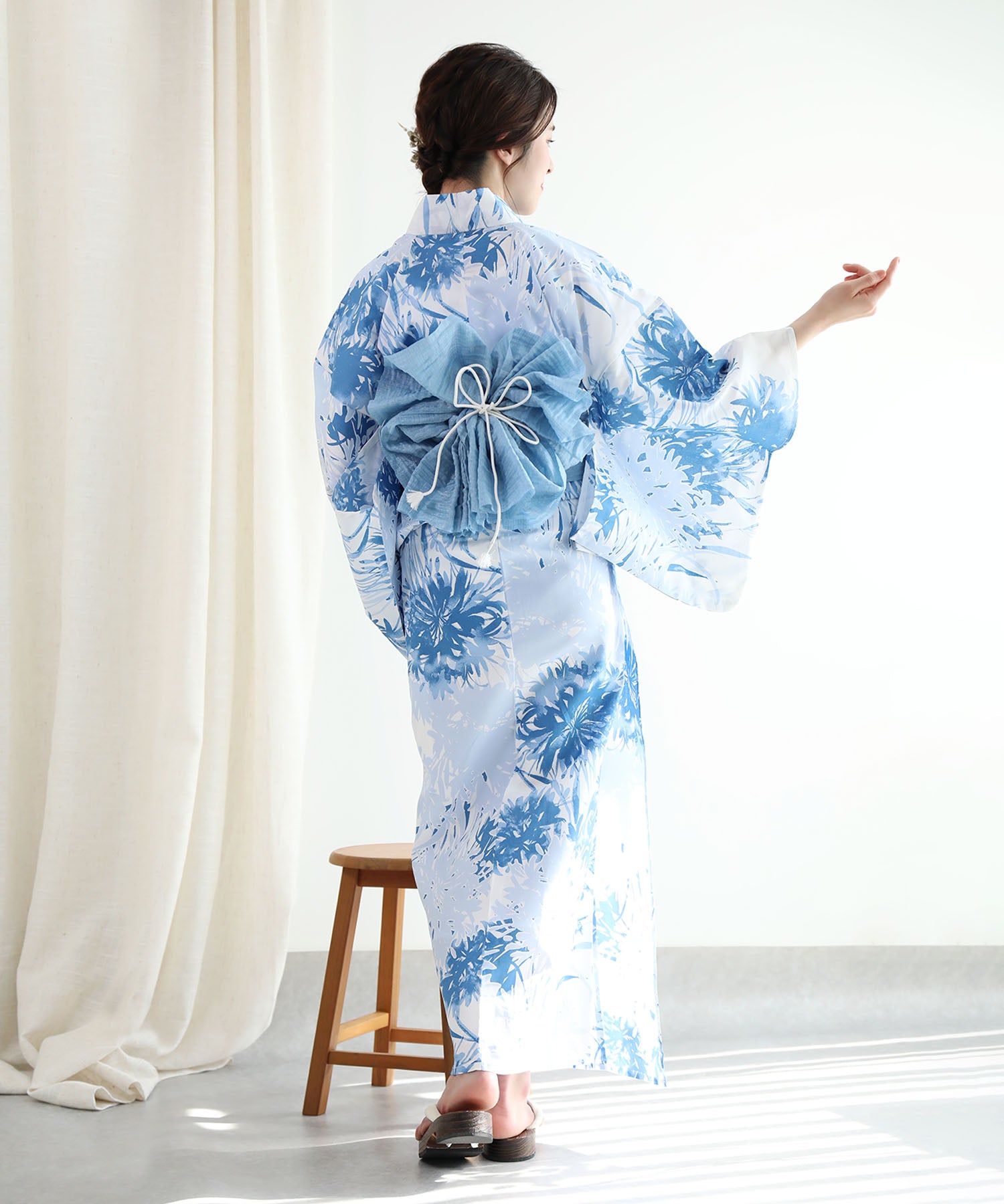 花模様コットン浴衣4点セット ゆかた・へこ帯・下駄・髪飾り