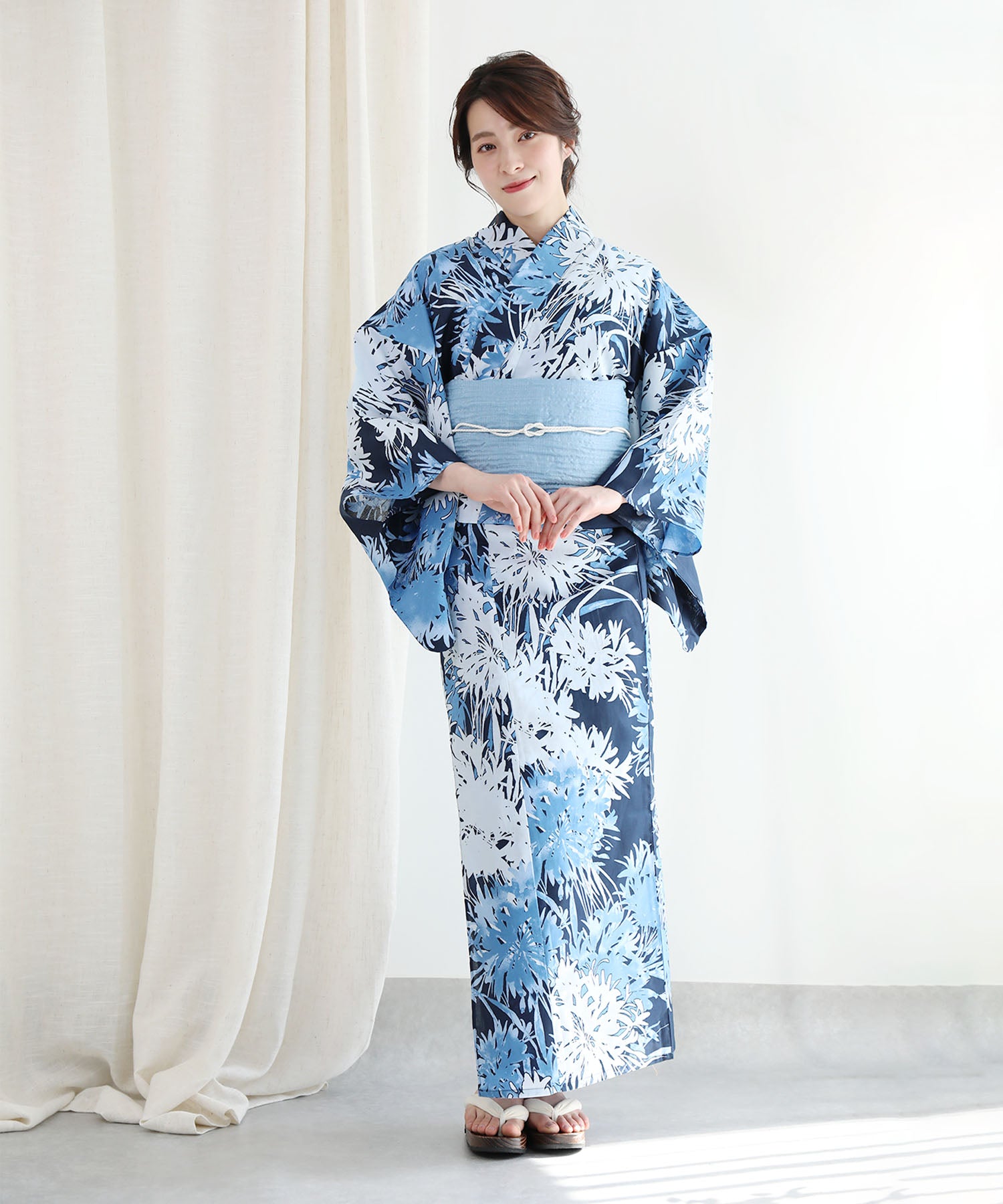 Floral Cotton Yukata 4-Piece Set: Yukata, Hecho Obi, Geta, Hair Ornament