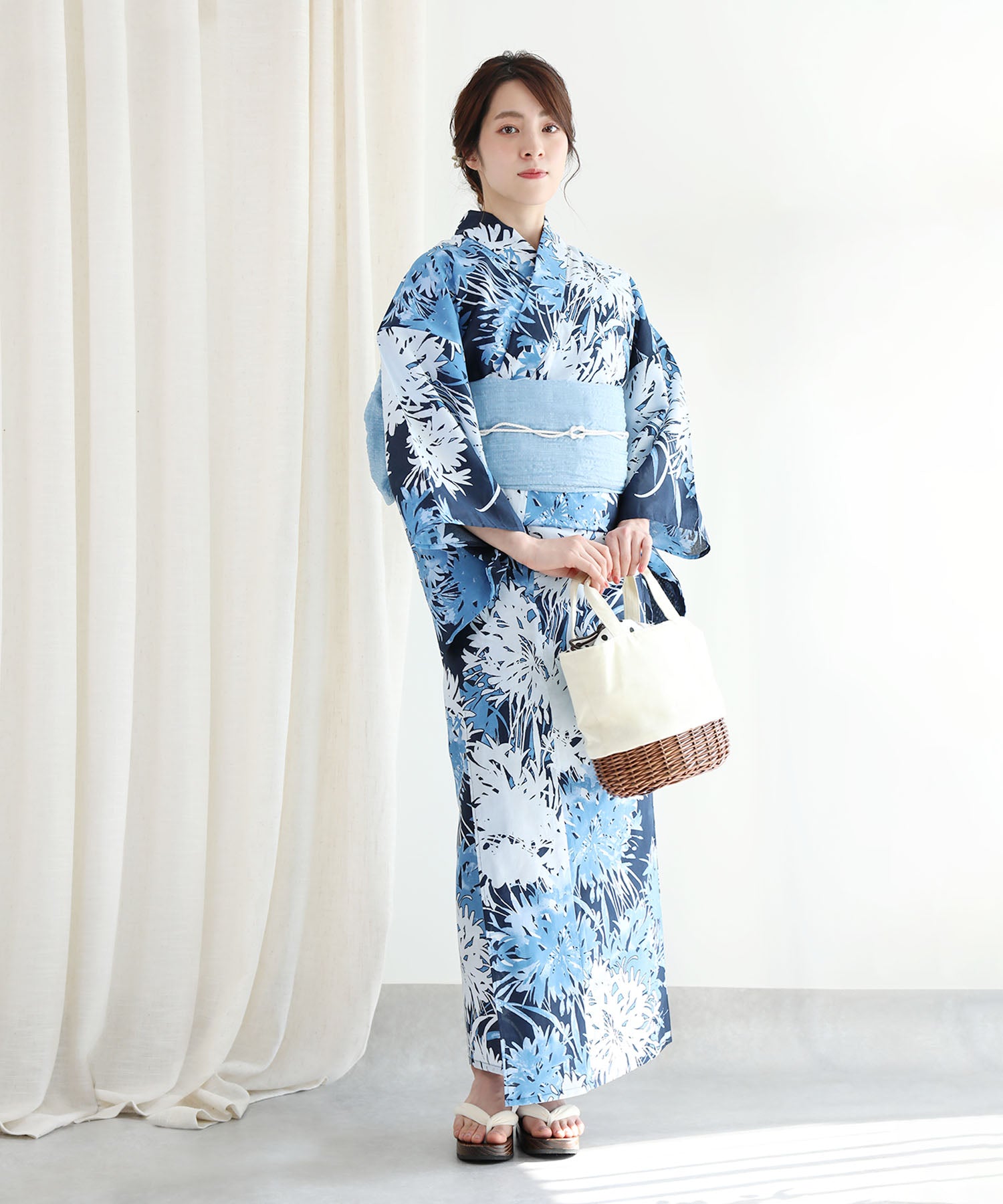 Floral Cotton Yukata 4-Piece Set: Yukata, Hecho Obi, Geta, Hair Ornament